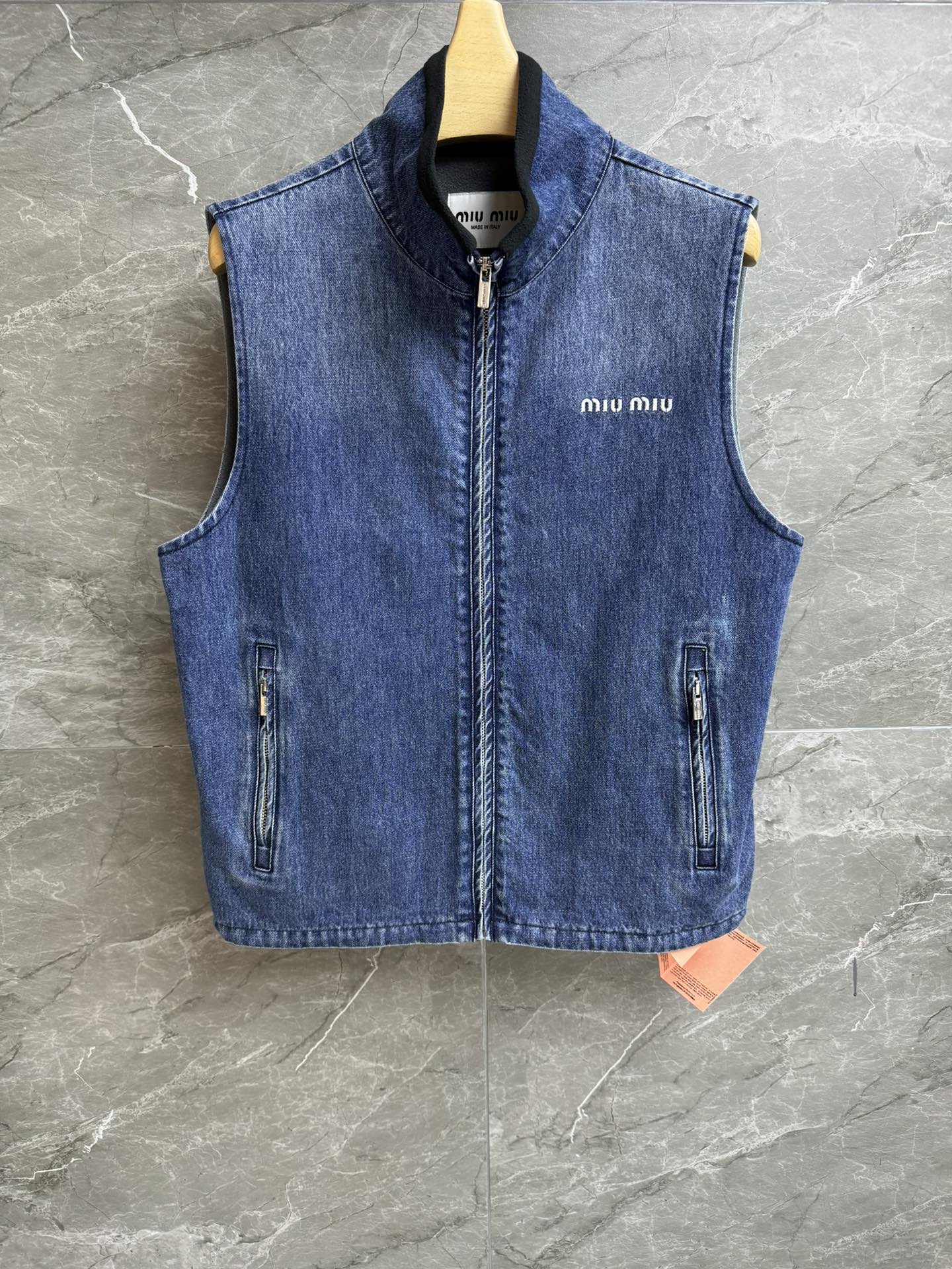 NO:487464,New models for early autumn are available. Miu blue denim vest. 2025 autumn and winter series. Stand-collar zipper design. Letter logo embroidery. Casual and simple. Customized denim denim fabric. Fleece liner. Comfortable. Straight-tube style. Slim and versatile. Full trademark. Size SML,,miumiu,alexander wang.19860909早秋新款上新啦 Miu蓝色牛仔马甲 2025秋冬系列 立领拉链设计 字母logo刺绣点缀 休闲简约大气 定制丹宁牛仔面料 摇粒绒内胆 舒适保暖 直筒版型 上身显瘦又百搭 商标齐全 尺码SML,,miumiu,alexander wang,Women's clothing