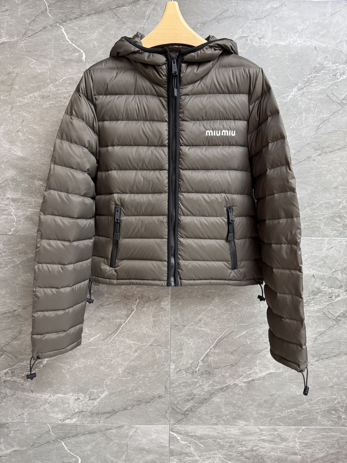 NO:487476,New autumn and winter style with dust bags are available. Miu hooded down jacket. 2025 autumn and winter series. Hooded zipper design. Embroidery embroidery on the chest. Simple and high-end. 90 white goose down filling. Fully filled. Lightweight and warm and comfortable. Bread suit style. Slim and versatile. Full trademark. Size SML,,miumiu, down jacket,hats,alexander wang.19860909配防尘袋秋冬新款上新啦 Miu连帽羽绒服 2025秋冬系列 连帽拉链设计 胸前字母logo刺绣点缀 简约高级 90白鹅绒填充 充绒量足 轻盈保暖舒适 面包服版型 上身显瘦又百搭 商标齐全 尺码SML,,miumiu,down jacket,hats,alexander wang,Women's clothing