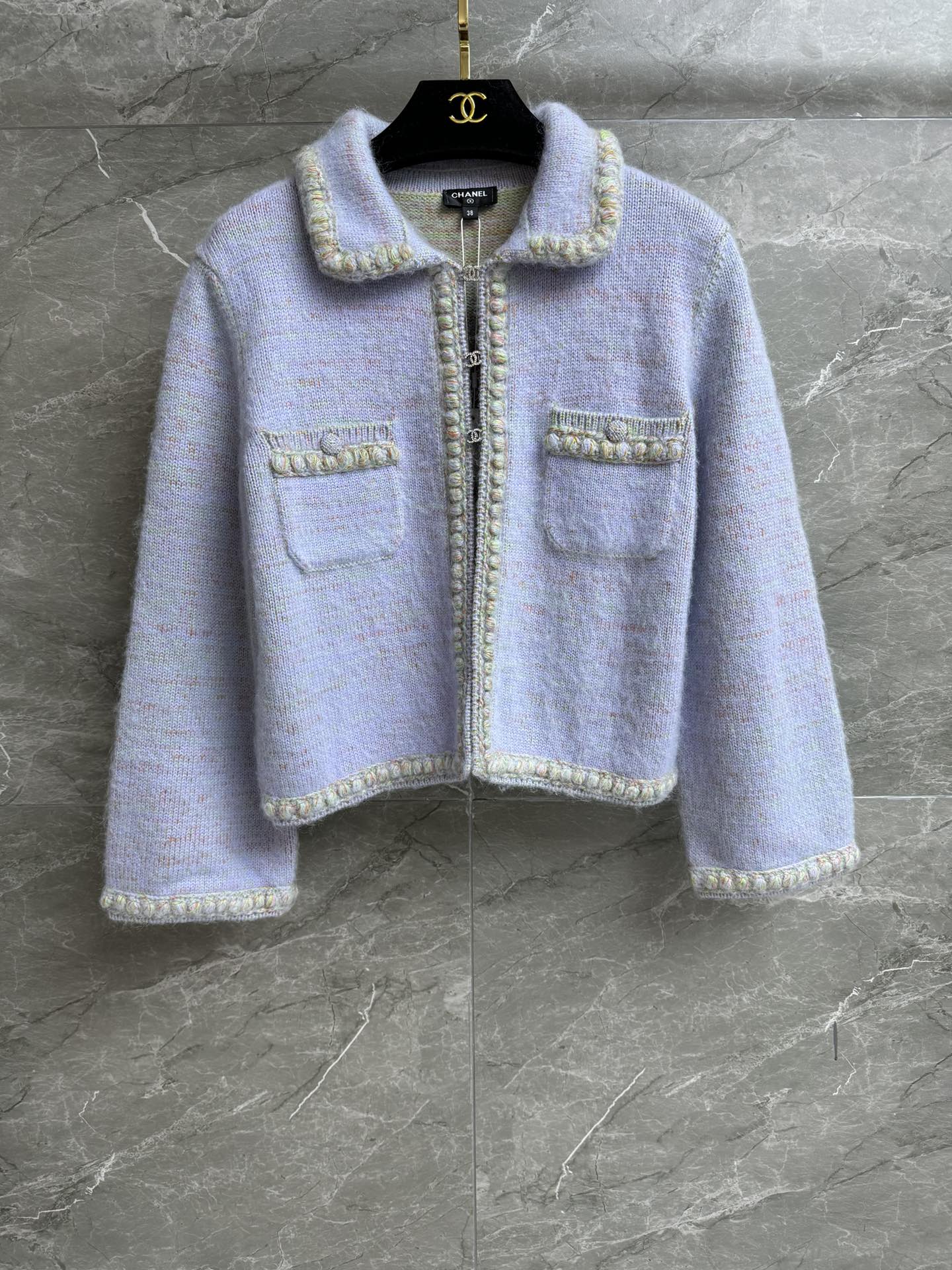 NO:494265,High-version shipped Xiangjia purple plush cardigan 2025 autumn and winter preview series Lapel diamond buckle design Knitted edge bundling decoration embellishment Light purple color matching fashionable age-reducing custom cashmere-blend knitted fabric soft and thick Short style upper body slim and temperament Complete trademarks Equipped with cloth bag Size SML, Chanel, alexander wang19860909高版本出货啦 香家紫色毛绒开衫 2025秋冬预告系列 翻领钻扣设计 编织捆边装饰点缀 浅紫色配色时髦减龄 定制羊绒混纺针织面料 柔软厚实 短款版型 上身显瘦又气质 商标齐全 配有布袋 尺码SML,,chanel,alexander wang,Women's clothing