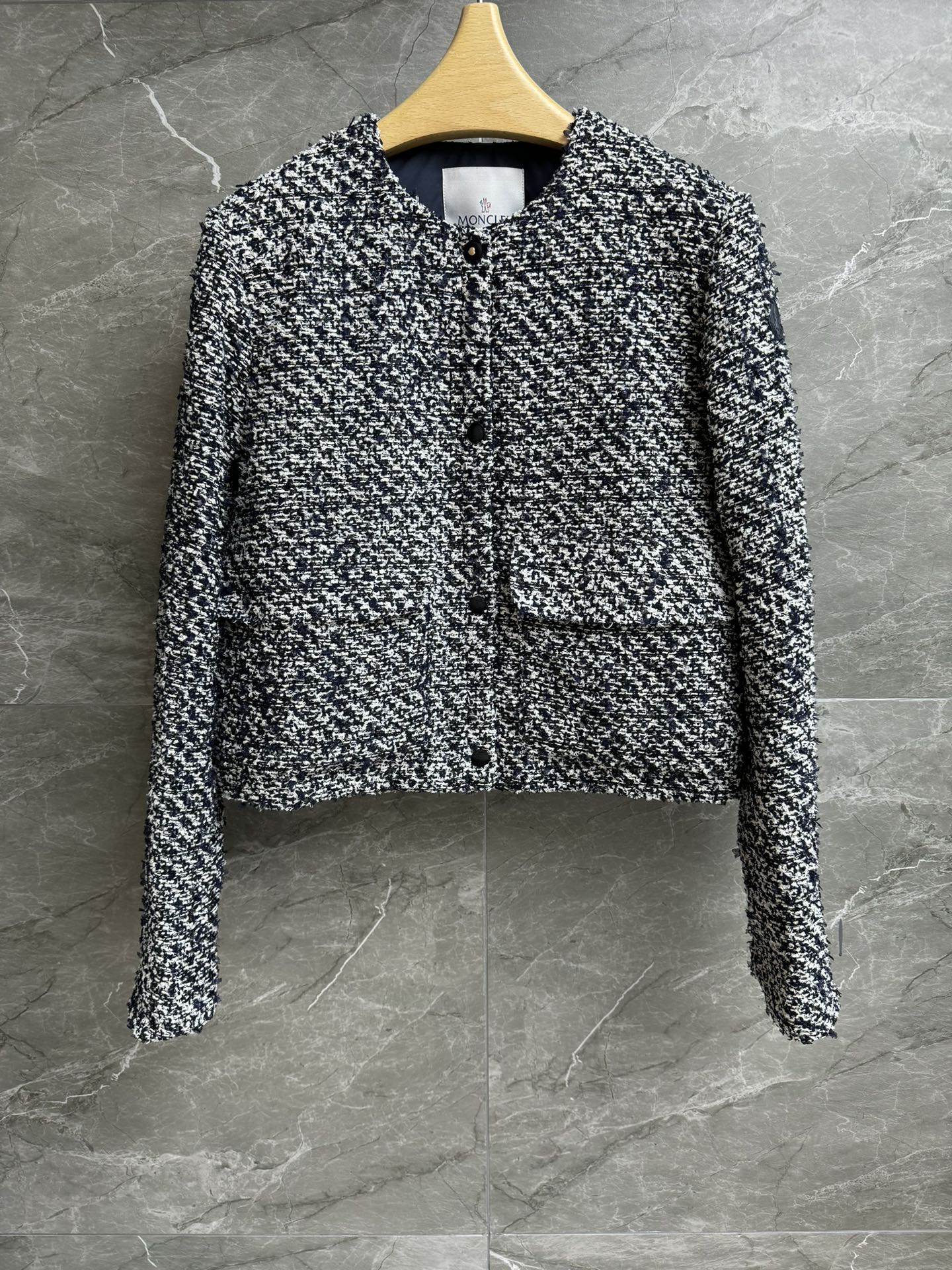 NO:489021,New style with dust bags in early autumn is available. The tweed spliced ​​down jacket. 2025 autumn and winter series. Round neck single-breasted design. Sleeve logo badge decoration. Small fragrance style thick tweed spliced ​​semi-filled velvet 90 white goose velvet fill. Fully filling. Warm and fashionable. Normal style. The upper body looks slim and temperament. Full trademark. Size sml, Moncler, jackets & coats, down jacket, alexander wang.19860909配防尘袋早秋新款上新啦 蒙口花呢拼接羽绒外套 2025秋冬系列 圆领单排扣设计 袖子logo徽章装饰 小香风粗花呢拼接半充绒 90白鹅绒填充 充绒量足 保暖时髦 正常版型 上身显瘦又气质 商标齐全 尺码sml,,Moncler,jackets & coats,down jacket,alexander wang,Women's clothing