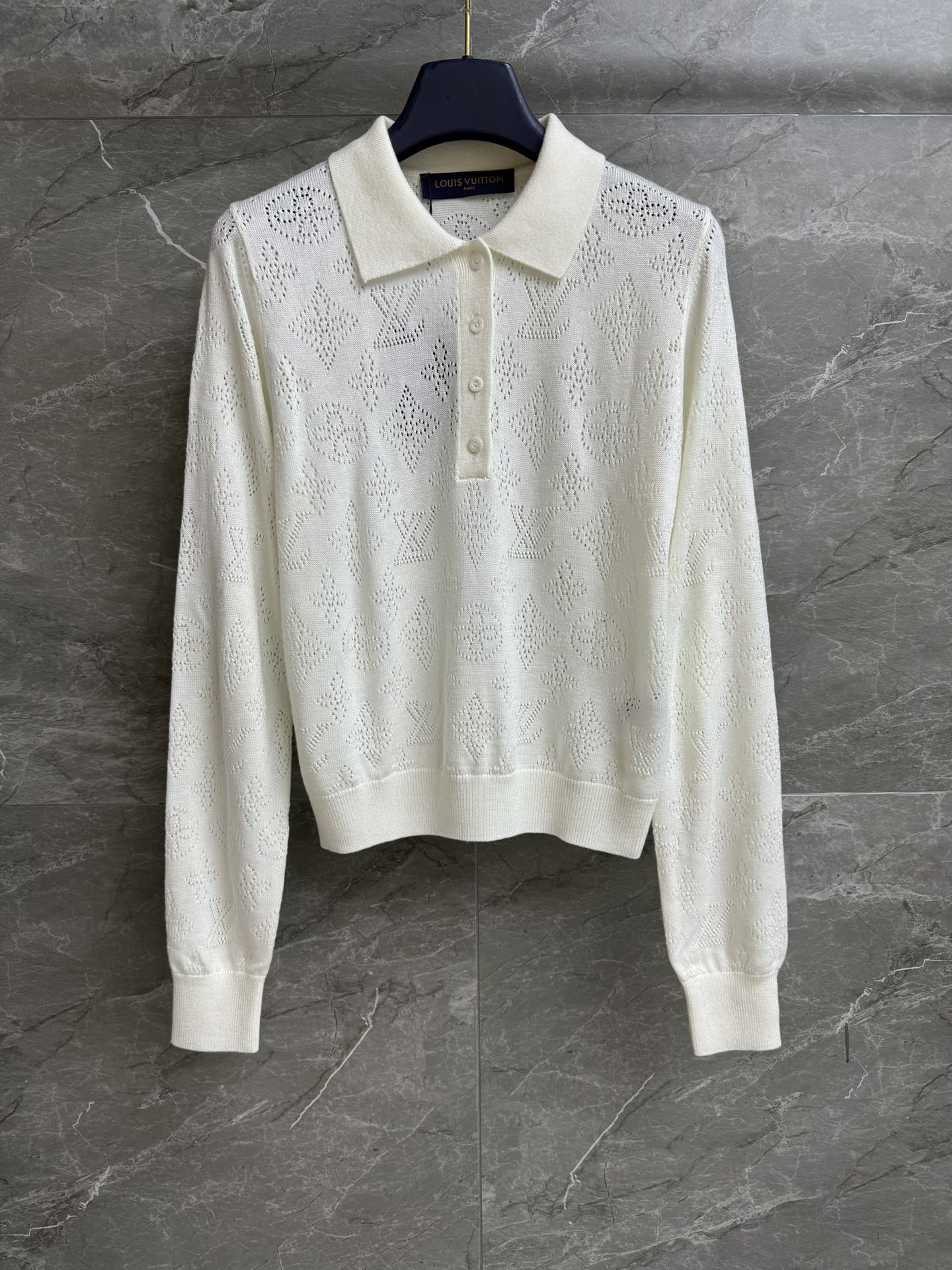 NO:489035,New models for early autumn are available. L home hollow knitted sweater 2025 autumn and winter series. Classic polo neckline. Classic old-fashioned hollow pattern. Fashionable and fashionable. Wool blended knitted fabric. Skin-friendly and breathable. Normal style. Slim and temperament on the upper body. Full trademark. Size SML,,louis vuitton,sweaters,alexander wang.19860909早秋新款上新啦 L家镂空针织毛衣 2025秋冬系列 经典polo领口 经典老花镂空图案 时髦洋气高级 羊毛混纺针织面料 亲肤透气 正常版型 上身显瘦又气质 商标齐全 尺码SML,,louis vuitton,sweaters,alexander wang,Women's clothing