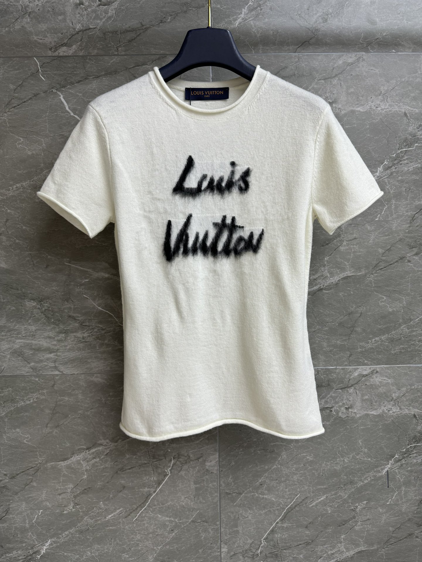 NO:505939,New models for early autumn are shipped. L home brushed logo short sleeves. 2025 autumn and winter series. Round neck curled edge design. Brushed letter logo jacquard pattern. Fashionable and high-end color matching. Wool blend fabric. Soft and comfortable. Slim fit. Slim and elegant upper body. Full trademark. Size SML,,louis vuitton, T-shirt,alexander wang.19860909早秋新款出货啦 L家拉绒logo短袖 2025秋冬系列 圆领卷边设计 拉绒字母logo提花图案 配色时髦高级 羊毛混纺面料 柔软舒适 修身版型 上身显瘦又气质 商标齐全 尺码SML,,louis vuitton,T-shirt,alexander wang,Women's clothing