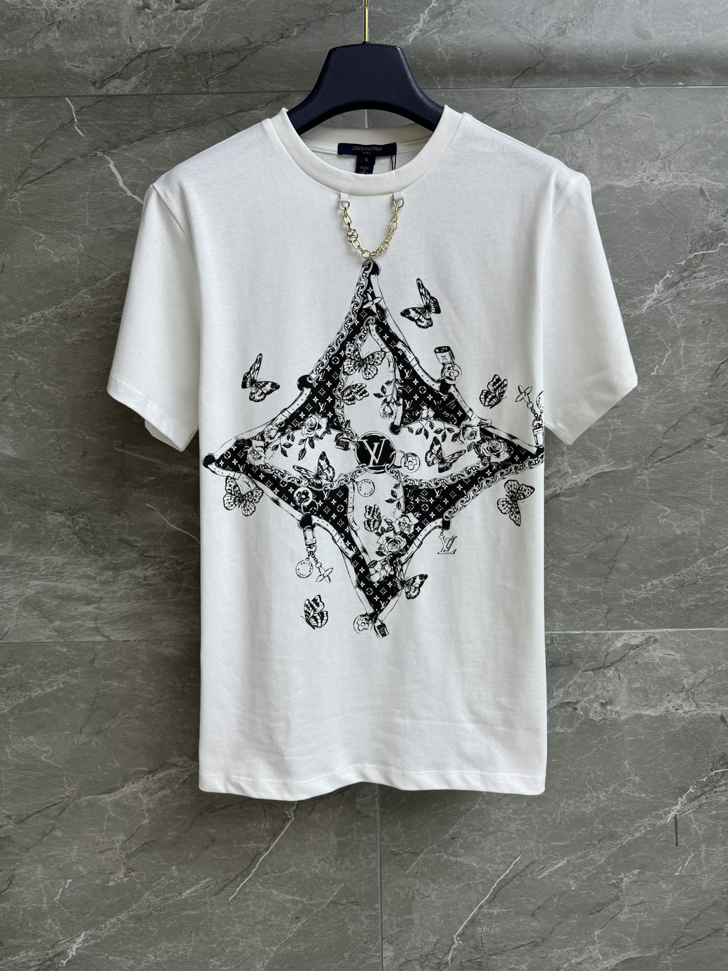 NO:489042,New models for early autumn are available. L family butterfly printed T-shirt 2025 early autumn series. Metal chain decoration embellishment. Diamond four-pointed star butterfly printed pattern. Fashionable and fashionable. Customized cotton fabric. Normal style. The upper body looks slim and versatile. Full trademark. Size SML,,louis vuitton,tees, t-shirt,alexander wang.19860909早秋新款上新啦 L家蝴蝶印花T恤 2025早秋系列 领口金属链条装饰点缀 菱形四角星蝴蝶印花图案 配色时髦洋气 定制棉质面料 正常版型 上身显瘦又百搭 商标齐全 尺码SML,,louis vuitton,tees，t-shirt,alexander wang,Women's clothing