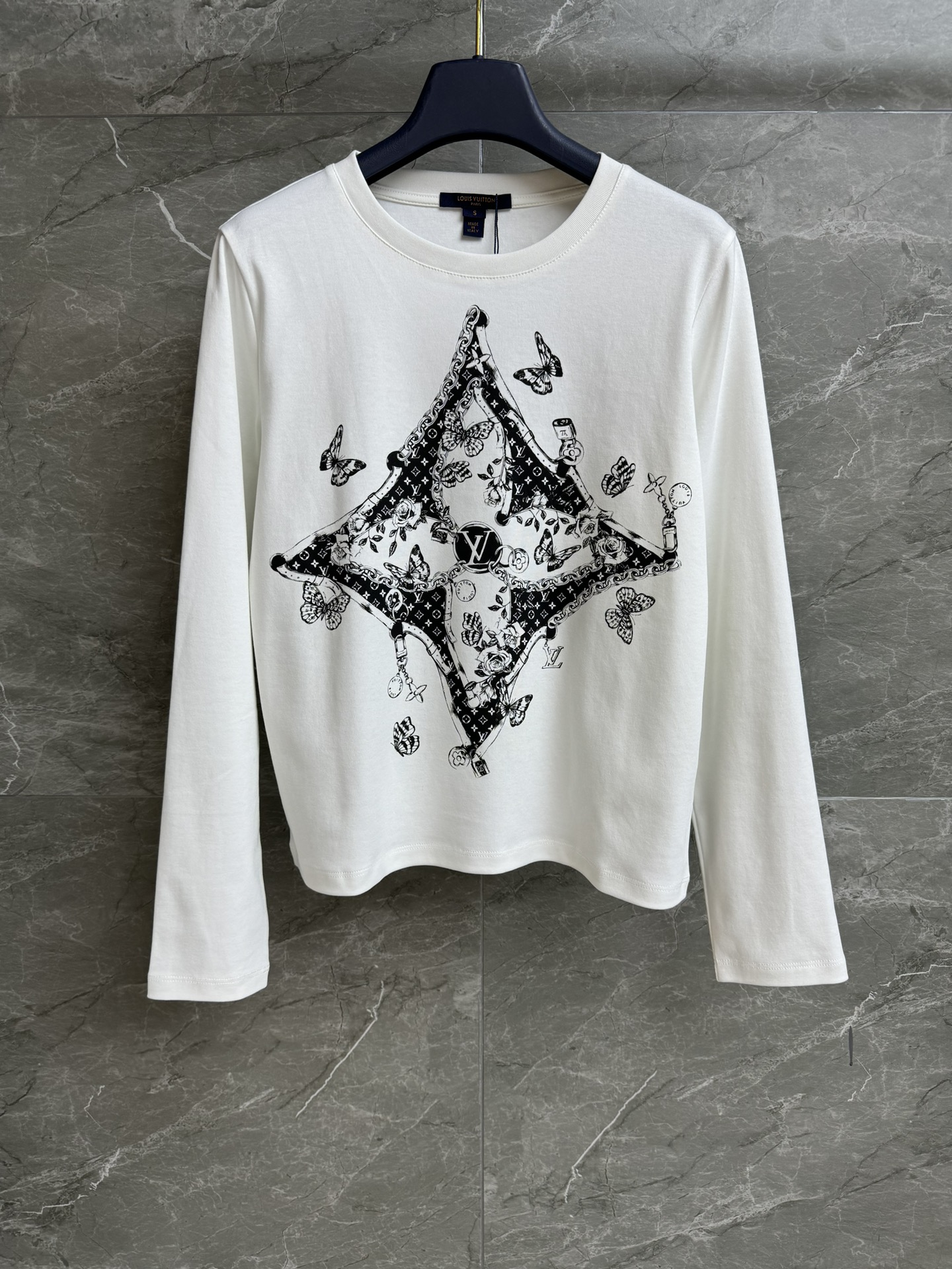 NO:489048,New models for early autumn are available. L family butterfly print long-sleeved T 2025 early autumn series. Round neckline design. Rhombus four-pointed star butterfly print pattern. Fashionable and fashionable. Customized cotton fabric. Normal style. The upper body looks slim and versatile. Full trademark. Size SML,,louis vuitton,alexander wang.19860909早秋新款上新啦 L家蝴蝶印花长袖T 2025早秋系列 圆领领口设计 菱形四角星蝴蝶印花图案 配色时髦洋气 定制棉质面料 正常版型 上身显瘦又百搭 商标齐全 尺码SML,,louis vuitton,alexander wang,Women's clothing