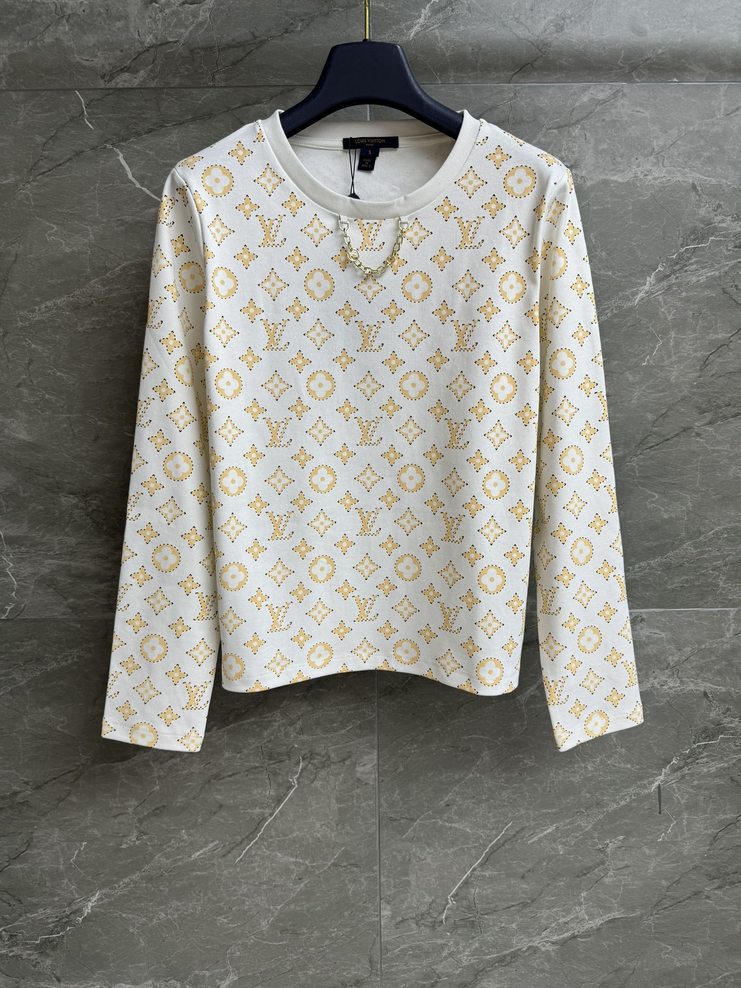 NO:489054,New models for early autumn are shipped. L-home presbyterian print long-sleeved T 2025 early autumn series. The neckline is decorated with chain decoration. Yellow presbyterian print pattern. The color is fashionable and age-reducing. Imported pure cotton material. Soft, comfortable and skin-friendly. Normal style. The upper body looks slim and elegant. Size SML,,louis vuitton,alexander wang.19860909早秋新款出货啦 L家老花印花长袖T 2025早秋系列 领口饰以链条装饰点缀 黄色老花印花图案 配色时髦减龄 进口纯棉材质 柔软舒适亲肤 正常版型 上身显瘦又气质 尺码SML,,louis vuitton,alexander wang,Women's clothing