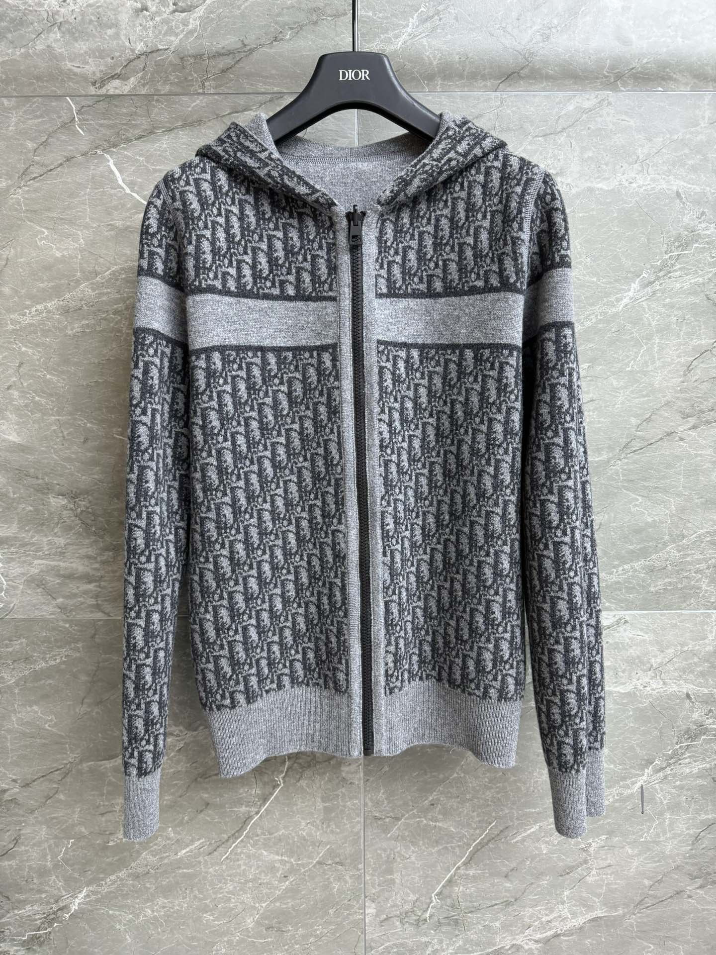 NO:489060,New models for early autumn are available. D-home double-sided cashmere cardigan 2025 autumn and winter series. Hooded zipper design. Double-sided wearable. One side solid color. One side old-fashioned. Switch outfits for different occasions. Fashionable and high-end cashmere blend fabric. Comfortable and warm and textured. Loose style. Slim and temperament on the upper body. Full trademark. Size SML,,dior,hats,alexander wang.19860909早秋新款上新啦 D家双面羊绒开衫 2025秋冬系列 连帽拉链设计 双面可穿 一面纯色 一面老花 不同场合切换穿搭 时髦高级 羊绒混纺面料 舒适保暖有质感 宽松版型 上身显瘦又气质 商标齐全 尺码SML,,dior,hats,alexander wang,Women's clothing