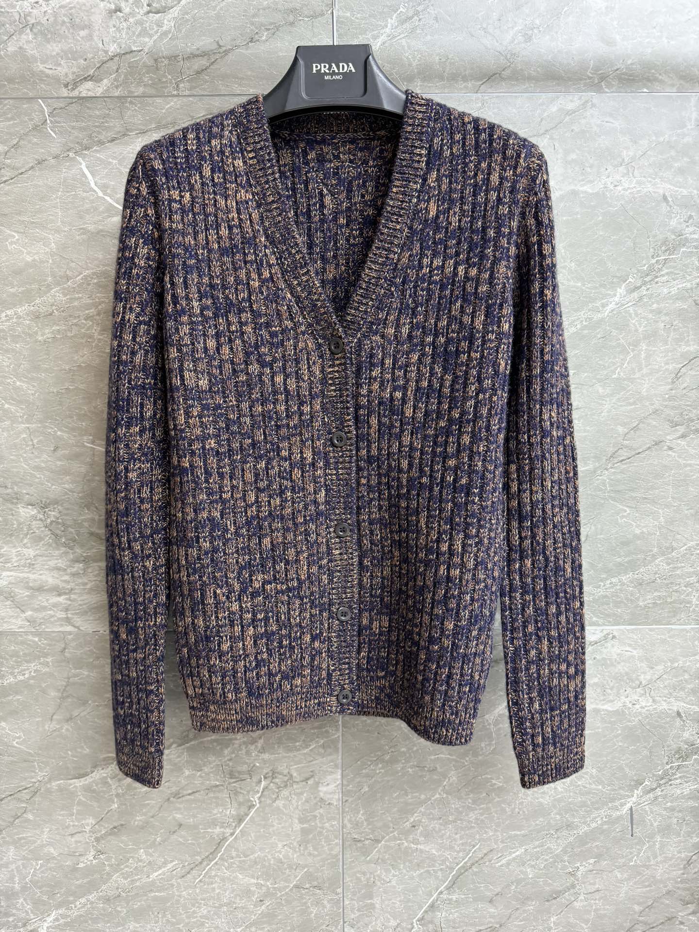 NO:490482,New models for early autumn are shipped. P home V-neck knitted cardigan. 2025 autumn and winter series. Temperament V-neck neckline. Triangular logo decoration. High-end retro color matching. Wool cashmere blended fabric. Warm and comfortable skin-friendly. Slim fit. Upper body looks slim and temperament. Full trademark. Size SML,,alexander wang.19860909早秋新款出货啦 P家V领针织开衫 2025秋冬系列 气质V领领口 后背三角形徽标装饰 配色高级复古 羊毛羊绒混纺面料 保暖舒适亲肤 修身版型 上身显瘦又气质 商标齐全 尺码SML,,alexander wang,Women's clothing