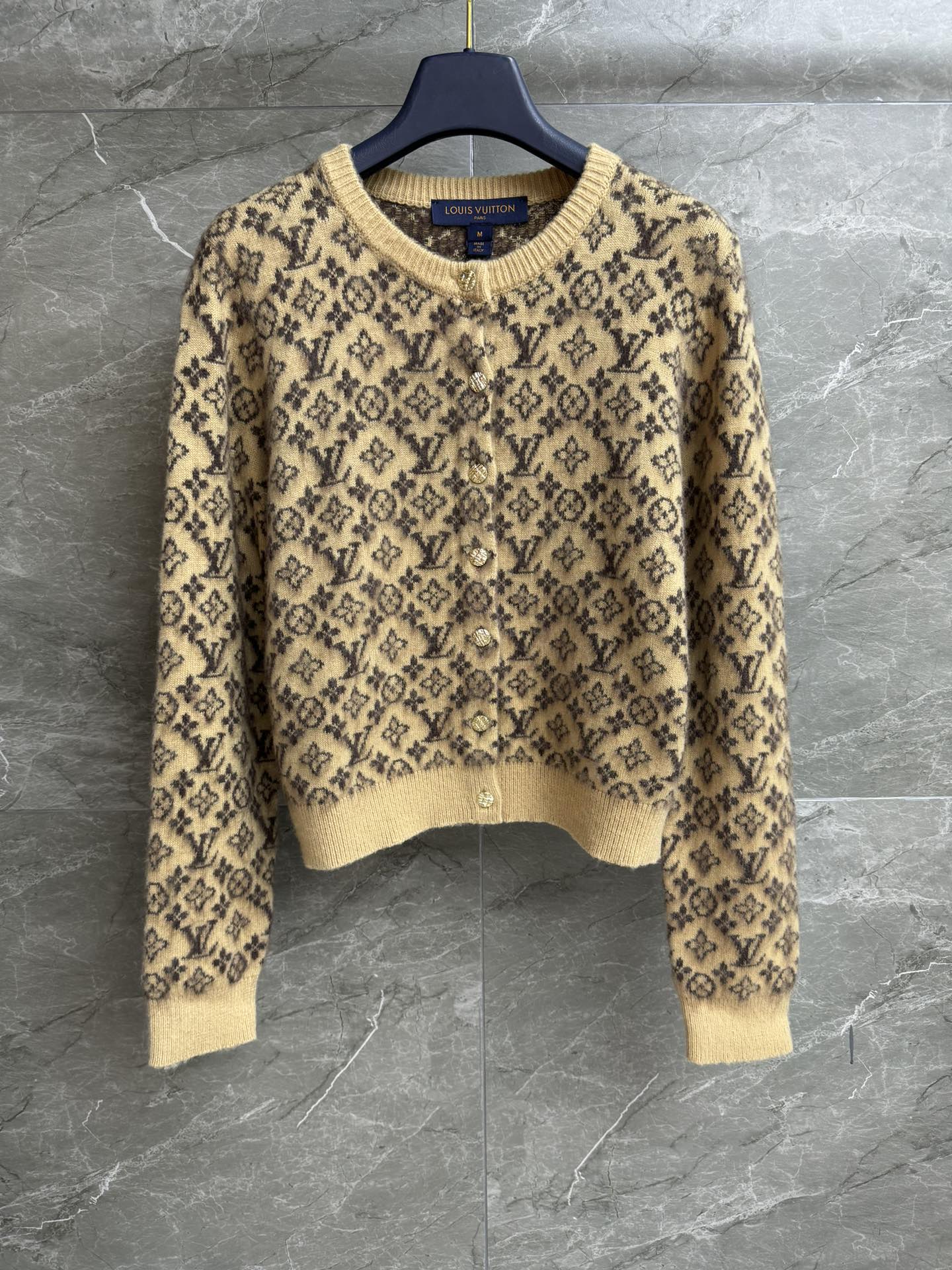 NO:499666,New models for early autumn are shipped. L family presbyterian knitted cardigan 2025 autumn and winter series. Round neck single-breasted design. Classic presbyterian jacquard pattern. Fashionable and high-end. Wool-blend knitted fabric. Highlights the matte velvet feel. Soft and not tied. Normal style. Slim and temperament on the upper body. Full trademark. Size SML,,louis vuitton,alexander wang.19860909早秋新款出货啦 L家老花针织开衫 2025秋冬系列 圆领单排扣设计 经典老花提花图案 时髦高级 羊毛混纺针织面料 凸显雾面的绒感 柔软不扎 正常版型 上身显瘦又气质 商标齐全 尺码SML,,louis vuitton,alexander wang,Women's clothing