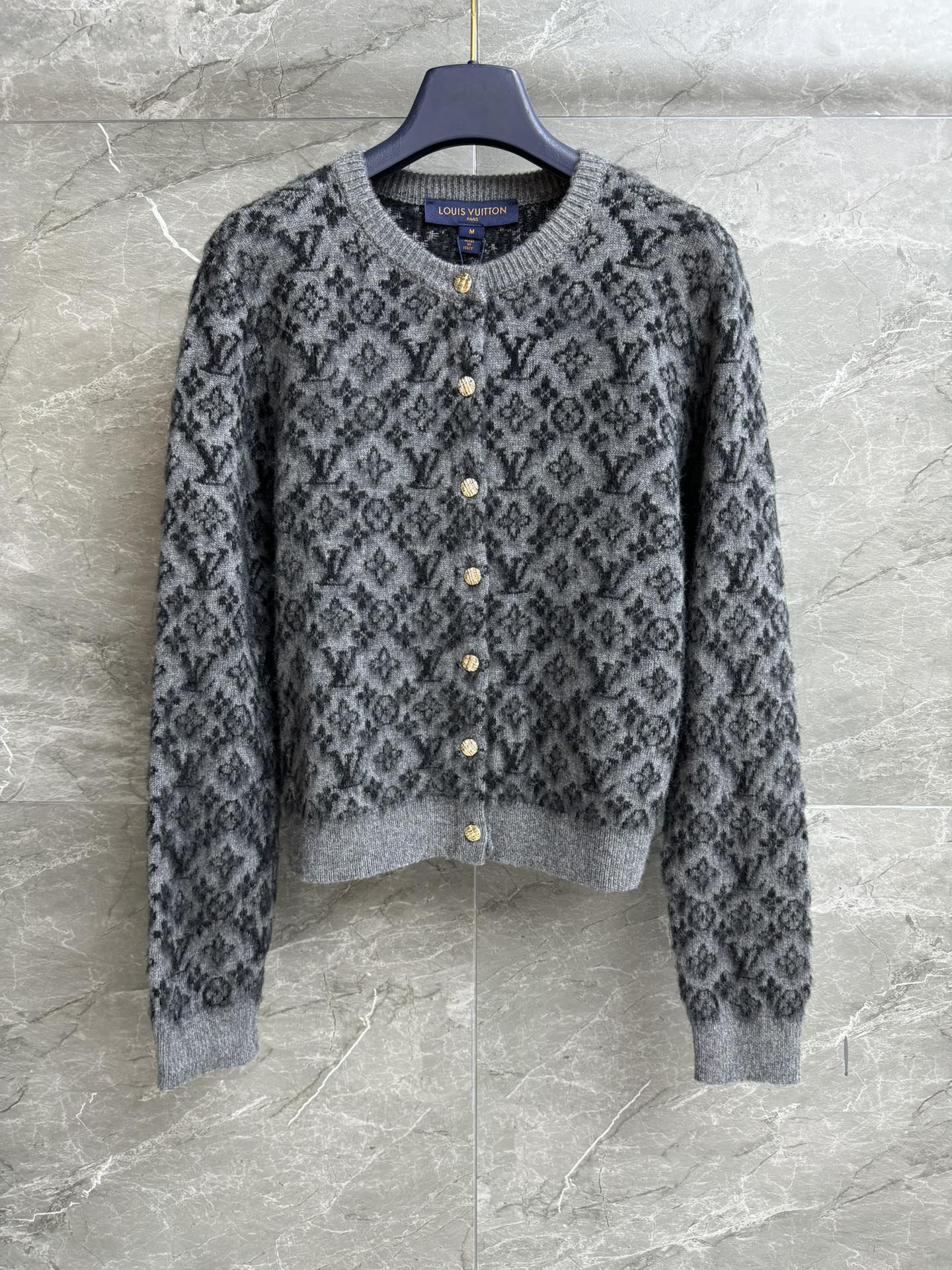 NO:499660,a. The new model of early autumn is shipped. L. Home presbyterian knitted cardigan. 2025 autumn and winter series. Round neck single-breasted design. Classic presbyterian jacquard pattern. Fashionable and high-end. Wool-blend knitted fabric. Highlights the matte velvet feel. Soft and not tied. Normal style. The upper body looks slim and temperament. Full trademark. Size SML,,louis vuitton,alexander wang.19860909a早秋新款出货啦 L家老花针织开衫 2025秋冬系列 圆领单排扣设计 经典老花提花图案 时髦高级 羊毛混纺针织面料 凸显雾面的绒感 柔软不扎 正常版型 上身显瘦又气质 商标齐全 尺码SML,,louis vuitton,alexander wang,Women's clothing