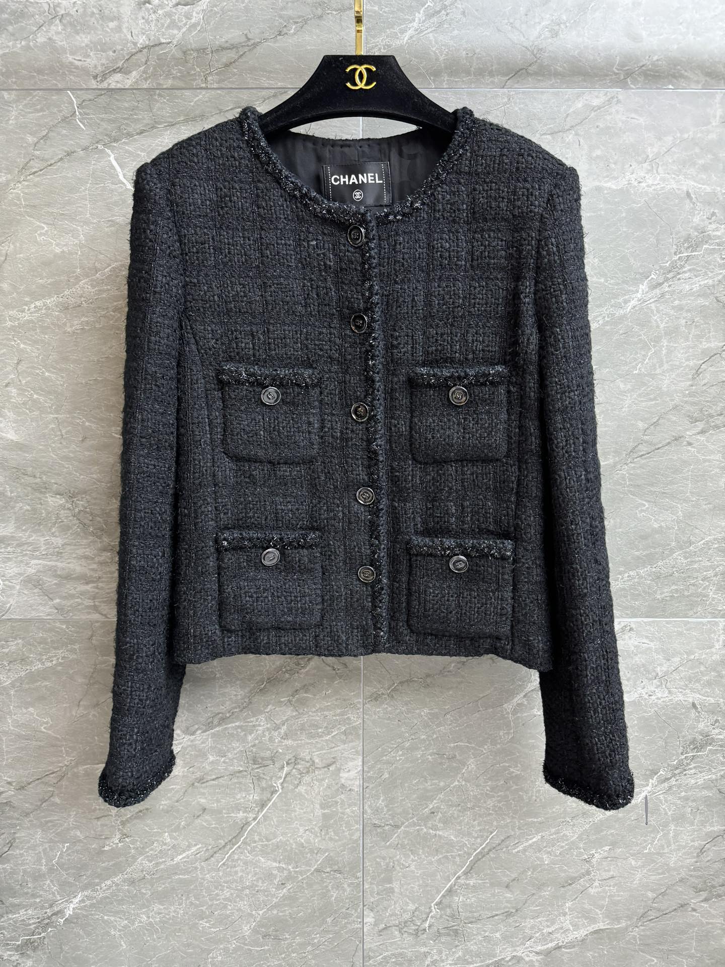 NO:490431,New autumn and winter models are available!  Xiangjia Black Four-Pocket Jacket 2025 Autumn and Winter Preview Series Round neck single-breasted design Glossy silk braided piping Classic four-pocket decoration Exquisite and elegant Custom tweed fabric Silk lining Soft and comfortable Normal style Slim and elegant upper body Full trademark Size SML, Chanel, Jackets & coats, Real silk, Alexander wang19860909秋冬新款上新啦！ 香家黑色四口袋外套 2025秋冬预告系列 圆领单排扣设计 亮丝编织滚边 经典四口袋装饰 精致优雅高级 定制斜纹软呢面料 真丝里衬 柔软舒适 正常版型 上身显瘦又气质 商标齐全 尺码SML,,chanel,jackets & coats,real silk,alexander wang,Women's clothing