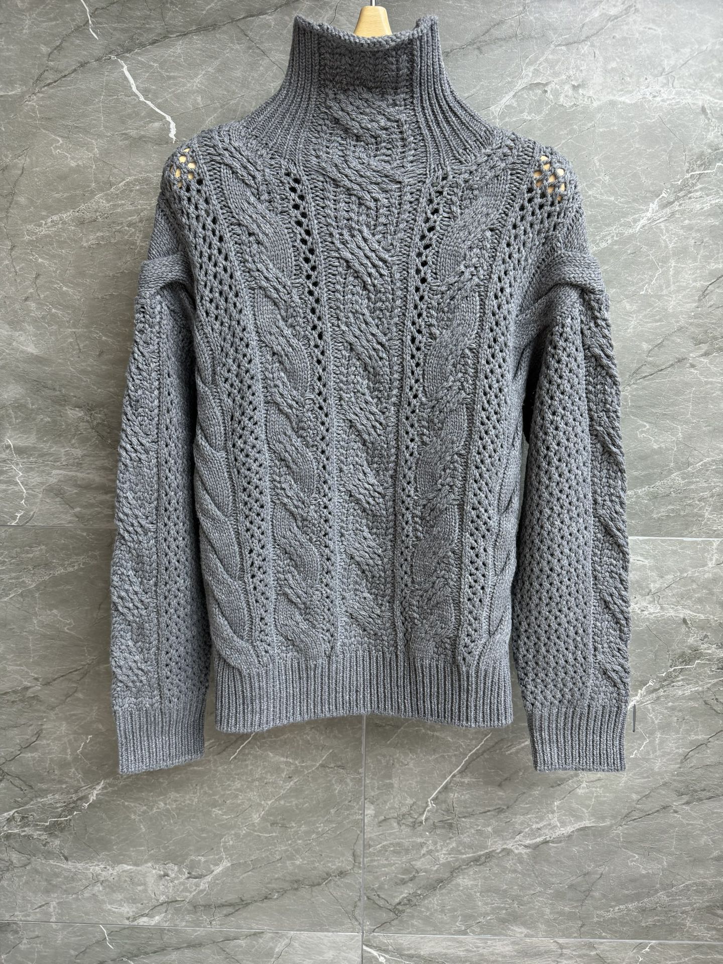 NO:492354,New autumn and winter models are available. Max gray turtleneck sweater. 2025 autumn and winter series. High neck collar design. Twist hollow knitted texture. High-end gray color scheme. Retro lazy temperament. Wool knitted fabric. Loose style and strong inclusiveness. Upper body. Hin fashionable and fashionable. Size SML,,sweaters,alexander wang.19860909秋冬新款上新啦 Max灰色高领毛衣 2025秋冬系列 高领领口设计 麻花镂空编织纹理 高级灰配色 复古慵懒气质 羊毛针织面料 宽松版型包容性强 上身Hin洋气时尚 尺码SML,,sweaters,alexander wang,Women's clothing