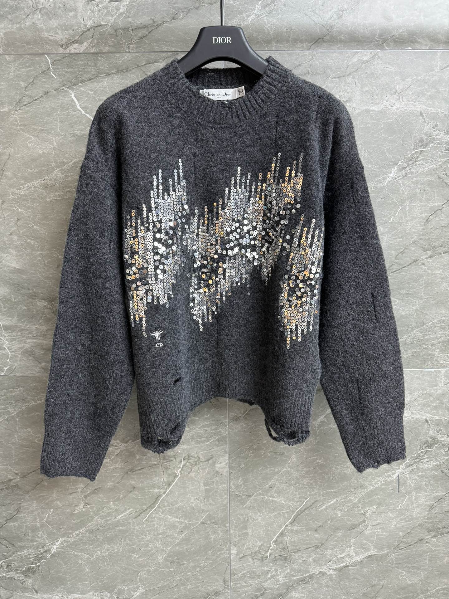 NO:492370,New models for early autumn are available!  D home sequined embroidered sweater 2025 early autumn series round neck ribbed neckline exquisite and eye-catching sequin embroidery decoration aged hole design retro fashionable personality wool blended yarn soft and comfortable loose fit upper body slim and temperament Full trademark size SML, dior, sweaters, alexander wang19860909早秋新款上新啦！ D家亮片刺绣毛衣 2025早秋系列 圆领罗纹领口 精致吸睛的亮片刺绣装饰点缀 做旧破洞设计 复古时髦个性 羊毛混纺纱线软糯舒适 宽松版型 上身显瘦又气质 商标齐全 尺码SML,,dior,sweaters,alexander wang,Women's clothing