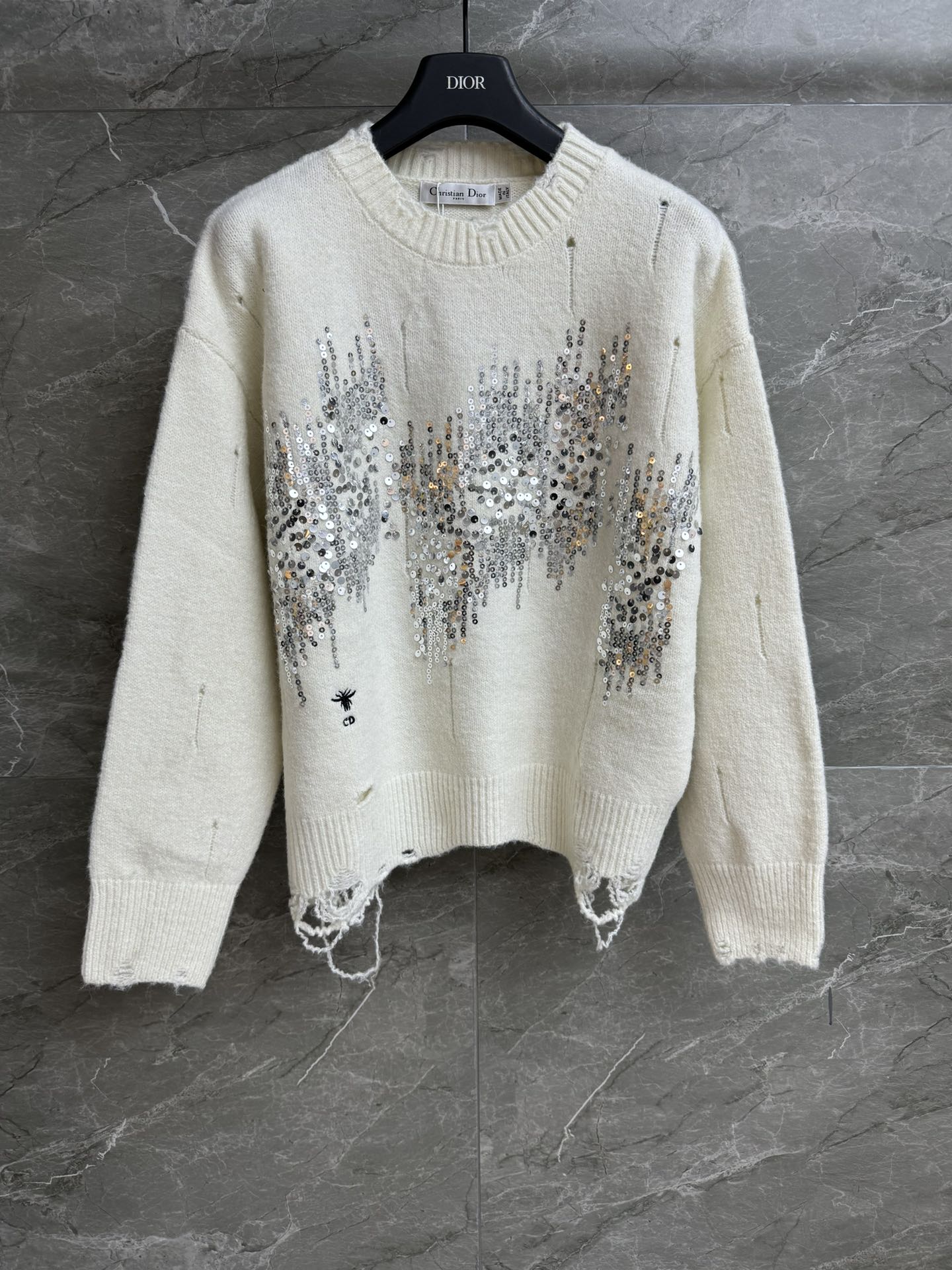 NO:492377,New models for early autumn are available!  D home sequin sweater 2025 early autumn series round neck ribbed neckline exquisite and eye-catching sequin embroidery decoration embellishment old hole design retro fashionable personality wool blended yarn soft and comfortable loose fit slim and temperament on the upper body Full trademark Size SML,,dior,sweaters,alexander wang19860909早秋新款上新啦！ D家亮片毛衣 2025早秋系列 圆领罗纹领口 精致吸睛的亮片刺绣装饰点缀 做旧破洞设计 复古时髦个性 羊毛混纺纱线软糯舒适 宽松版型 上身显瘦又气质 商标齐全 尺码SML,,dior,sweaters,alexander wang,Women's clothing