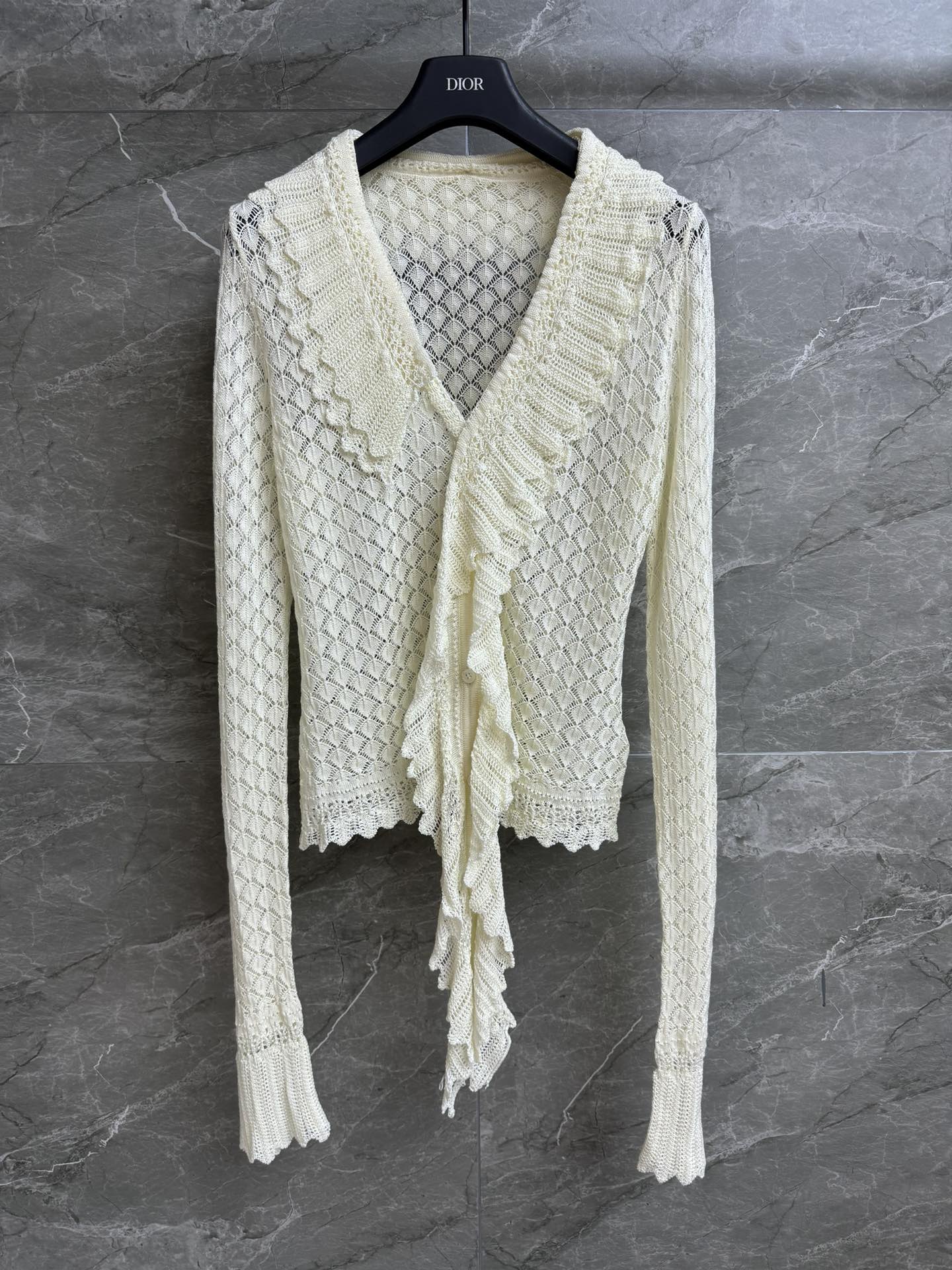 NO:492384,New models for early autumn are available. D home lace hollow knit sweater 2025 autumn and winter series. Temperament V-neck neckline. Detachable lace decoration. Hollow knitted texture. Elegant and gentle. Custom knitted fabric. Light and comfortable. Elastic slim fit. Upper body looks slim and temperament. Full trademark. Size SML,,dior,alexander wang.19860909早秋新款上新啦 D家花边镂空针织衫 2025秋冬系列 气质V领领口 可拆卸花边装饰 镂空编织纹理 优雅温柔知性 定制针织面料 轻薄舒适 弹力修身版型 上身显瘦又气质 商标齐全 尺码SML,,dior,alexander wang,Women's clothing