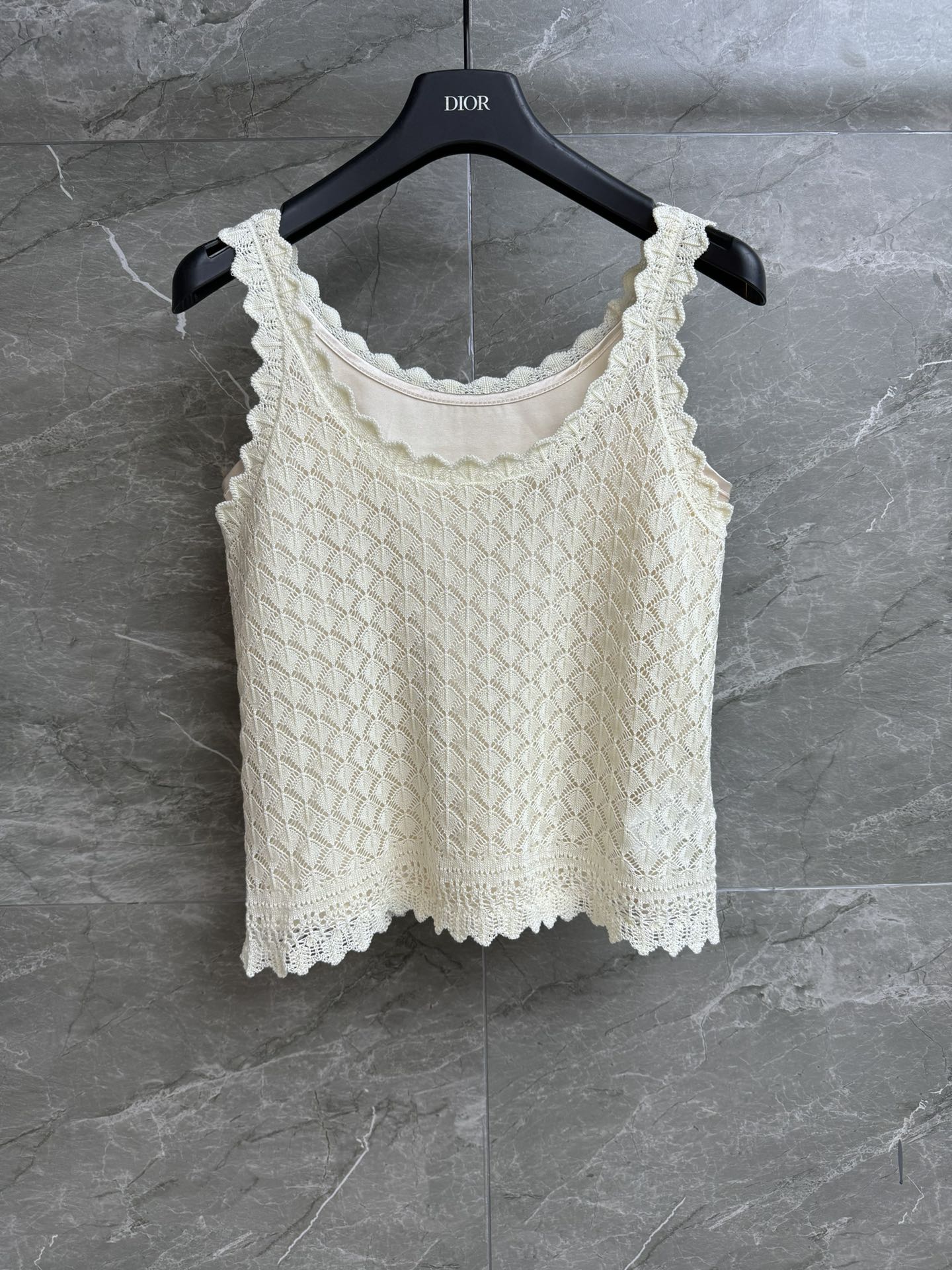 NO:492325,New models for early autumn are available. D home hollow knitted vest 2025 autumn and winter series. Round necklace neckline. Rhombus hollow pattern. Sweet and gentle. Custom knitted fabric. Soft and light. Slim fit. The upper body looks slim and versatile. Full trademark. Size SML,,dior,alexander wang.19860909早秋新款上新啦 D家镂空针织背心 2025秋冬系列 圆领花边领口 菱形镂空图案 甜美温柔 定制针织面料 柔软轻盈 修身版型 上身显瘦又百搭 商标齐全 尺码SML,,dior,alexander wang,Women's clothing