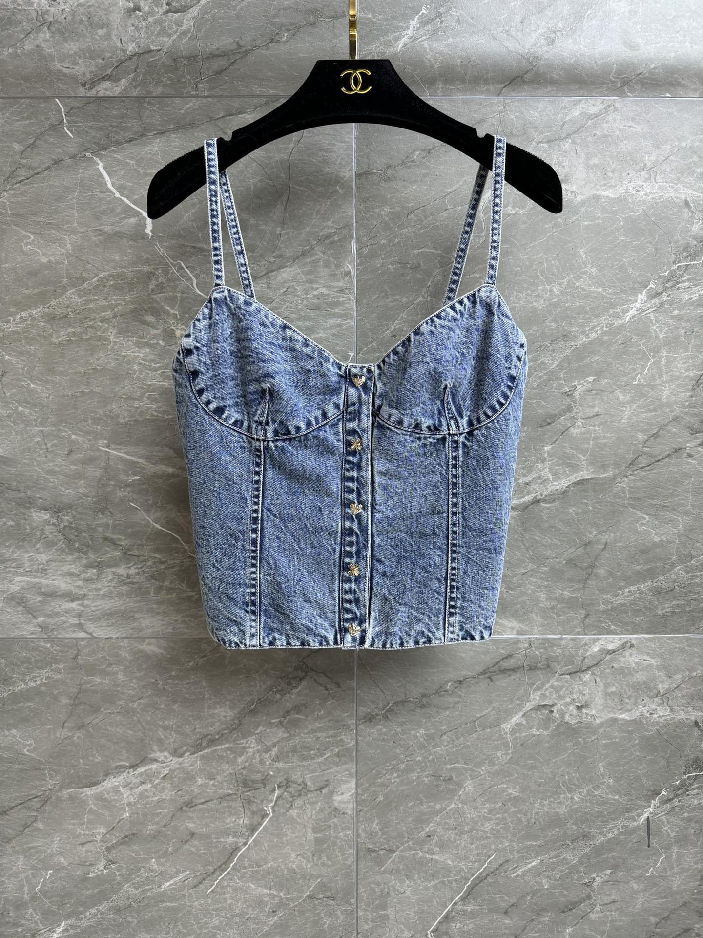 NO:503231,High-version shipped Xiangjia denim suspender vest Autumn and winter preview series Exquisite logo button decoration embellishment Spliced ​​camellia printed lining Fashionable and high-end Customized washing denim fabric Clever comfortable Slim fit style Slim and elegant upper body Full trademark Size SML, Chanel, alexander wang19860909高版本出货啦 香家牛仔吊带背心 秋冬预告系列 精致logo纽扣装饰点缀 拼接山茶花印花内衬 时髦高级 定制水洗牛仔面料 挺括舒适 修身版型 上身显瘦又气质 商标齐全 尺码SML,,chanel,alexander wang,Women's clothing