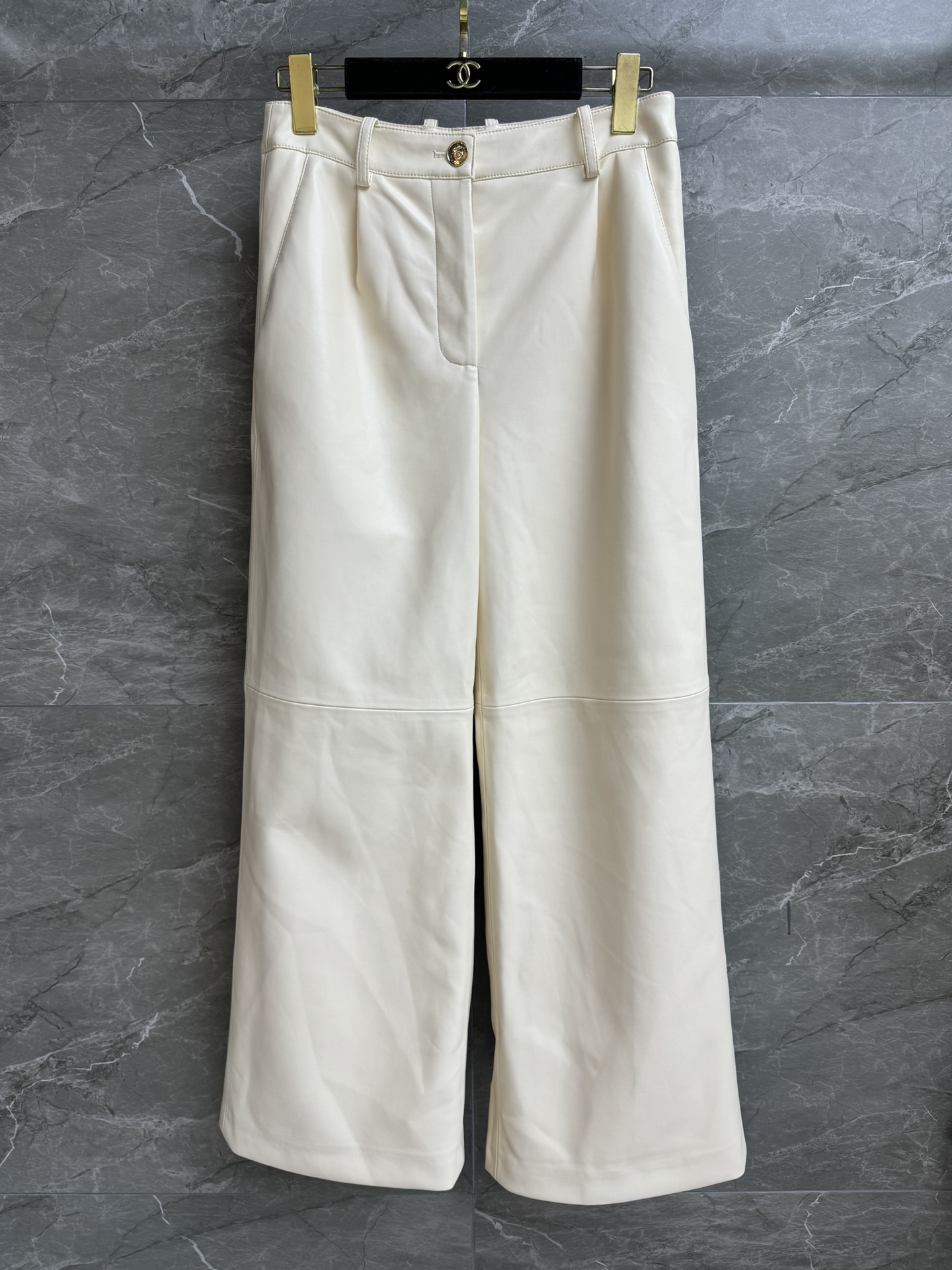NO:495625,New models for early autumn are shipped. Xiangjia beige leather trousers. 2025 autumn and winter preview series. High waist design lengthens the leg lines. Gentle and fashionable color matching. Customized fabrics are soft and delicate. Camellia silk lining. Straight wide-leg style. The upper body looks slim and versatile. Full trademark. Size SML, chanel, real silk, alexander wang.19860909早秋新款出货啦 香家米色皮革长裤 2025秋冬预告系列 高腰设计拉长腿部线条 配色温柔时髦高级 定制面料柔软细腻 山茶花真丝里衬 直筒阔腿版型 上身显瘦又百搭 商标齐全 尺码SML,,chanel,real silk,alexander wang,Women's clothing