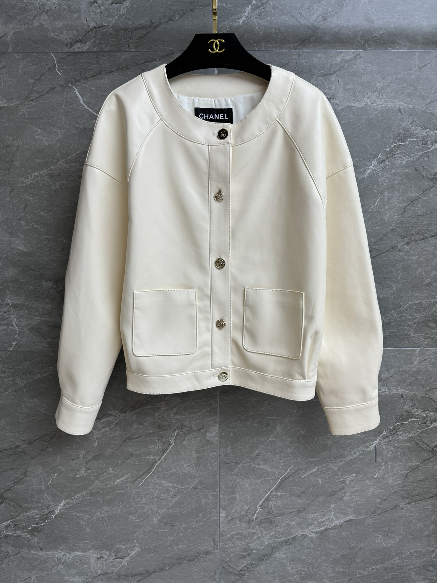 NO:495633,New models for early autumn are shipped. Xiangjia beige leather jacket. 2025 autumn and winter preview series. Round neck single-breasted design. Beige color is gentle and high-end. Custom fabrics are soft and delicate. Camellia silk lining. Loose style. The upper body looks slim and temperament. Full trademark. Size SML, chanel, jackets & coats, real silk, alexander wang.19860909早秋新款出货啦 香家米色皮革外套 2025秋冬预告系列 圆领单排扣设计 米色配色温柔高级 定制面料柔软细腻 山茶花真丝里衬 宽松版型 上身显瘦又气质 商标齐全 尺码SML,,chanel,jackets & coats,real silk,alexander wang,Women's clothing