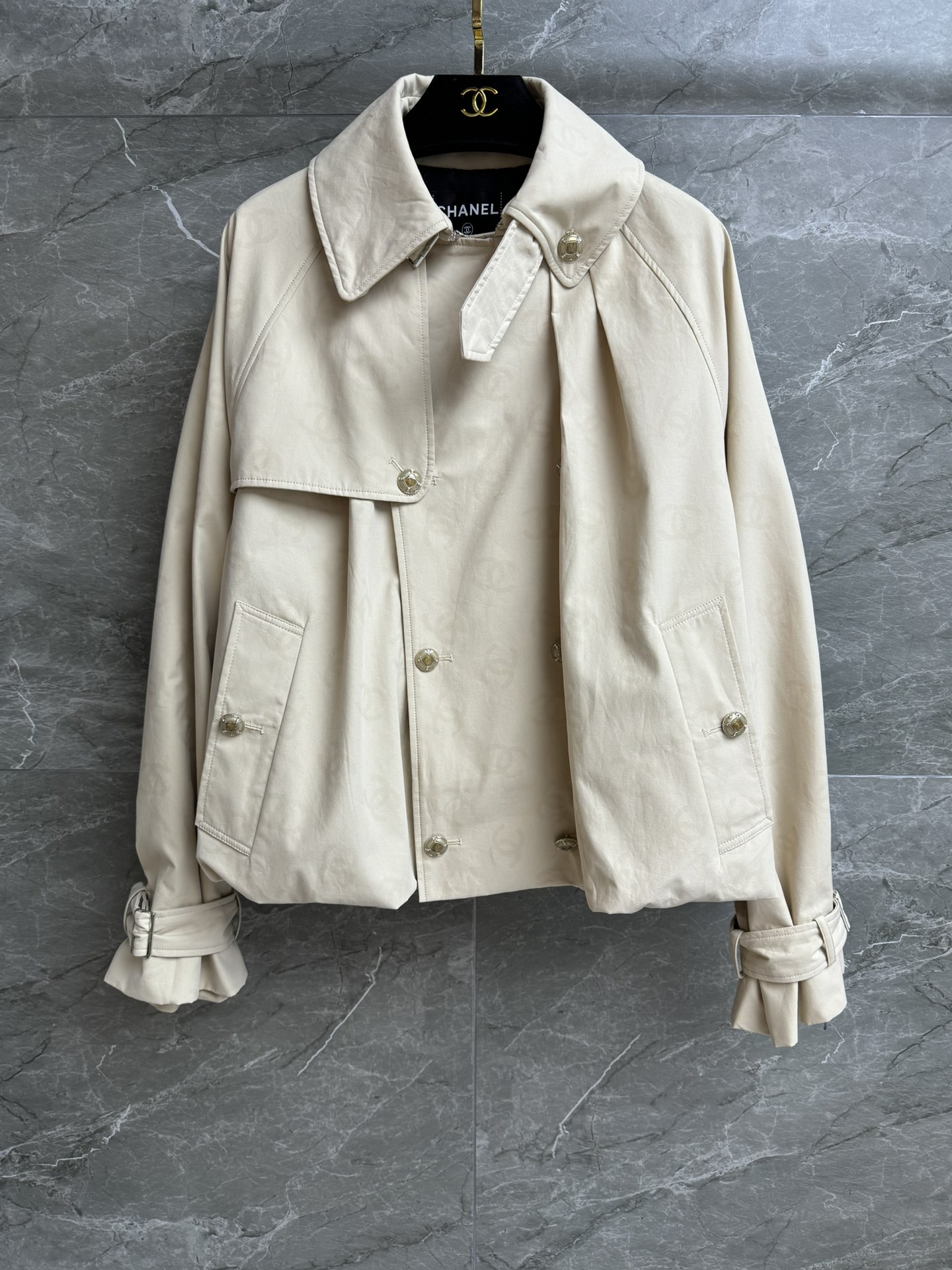 NO:495650,New models for early autumn are available!  Xiangjia dark pattern short windbreaker 2025 autumn and winter preview series Lapel double-breasted hem bud pleated design Dark pattern Double C full print pattern Fashionable and high-end Customized windbreaker fabric Comfortable and skin-friendly Loose style Upper body looks slim and temperament Full trademark Size SML, Chanel, alexander wang19860909早秋新款上新啦！ 香家暗纹短款风衣 2025秋冬预告系列 翻领双排扣 下摆花苞褶皱设计 暗纹双C满印图案 时髦高级 定制风衣面料 舒适亲肤 宽松版型 上身显瘦又气质 商标齐全 尺码SML,,chanel,alexander wang,Women's clothing