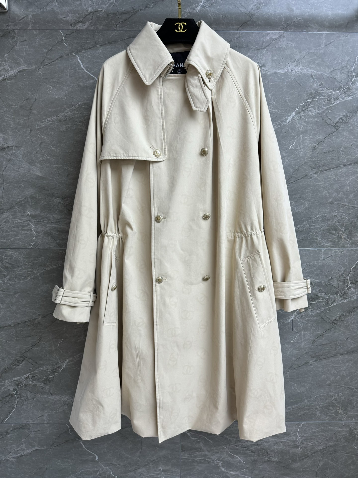 NO:495593,New models for early autumn are available!  Xiangjia dark pattern long windbreaker 2025 autumn and winter trailer series Lapel double-breasted hem bud pleated design Dark pattern double C full print pattern Fashionable and high-end Customized windbreaker fabric Comfortable and skin-friendly Loose style Upper body looks slim and temperament Full trademark Size SML, Chanel, alexander wang19860909早秋新款上新啦！ 香家暗纹长款风衣 2025秋冬预告系列 翻领双排扣 下摆花苞褶皱设计 暗纹双C满印图案 时髦高级 定制风衣面料 舒适亲肤 宽松版型 上身显瘦又气质 商标齐全 尺码SML,,chanel,alexander wang,Women's clothing