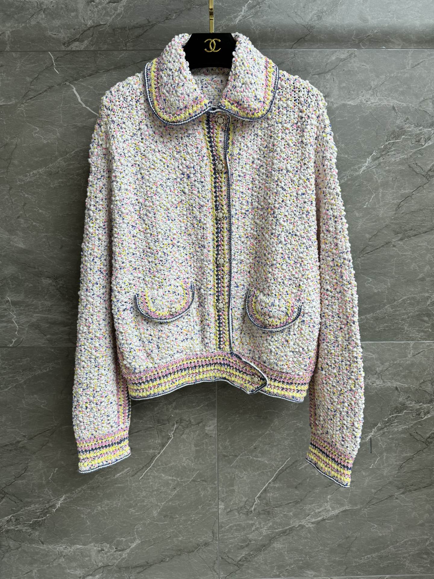 NO:495600,High-version shipped Xiangjia Candy Color Braided Jacket 2025 Early Spring Preview Series Doll Collar Single Bret Design Exquisite Logo Diamond Buckle Embellishment Candy Colorful Flower Yarn Heavy Industry Weaving Fashionable and fashionable Definitely weaving yarn Comfortable and textured Short style Top body looks slim and temperament Full trademark Size SML, Chanel, Jackets & coats, alexander wang19860909高版本出货啦 香家糖果色编织外套 2025早春预告系列 娃娃领单排扣设计 精致logo钻扣点缀 糖果色花纱重工编织 时髦洋气 定织定染对版纱线 舒适有质感 短款版型 上身显瘦又气质 商标齐全 尺码SML,,chanel,jackets & coats,alexander wang,Women's clothing