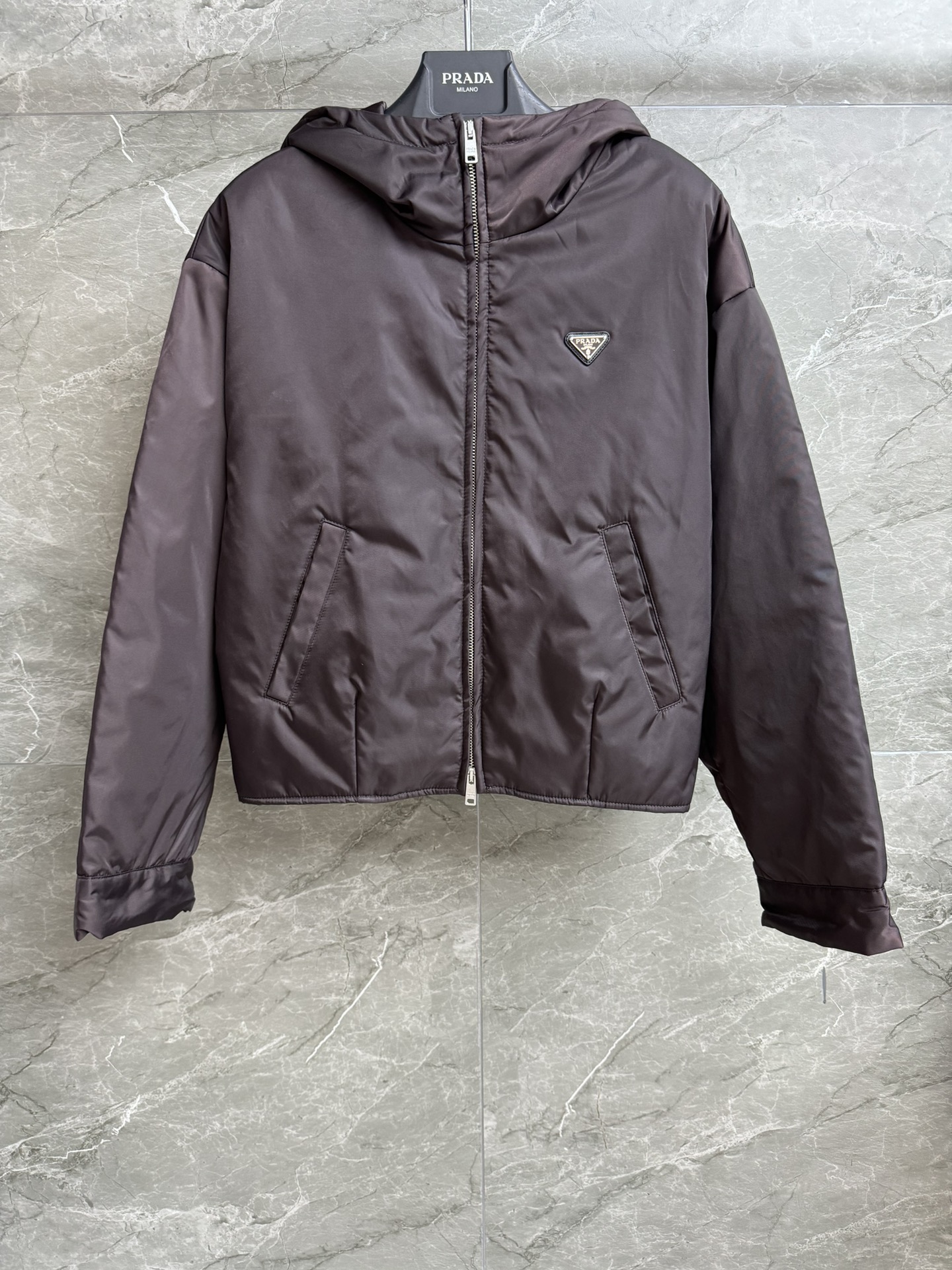 NO:497280,New models for early autumn are available. P home brown nylon cotton clothing. 2025 autumn and winter series. Hooded zipper design. Triangle logo logo decoration on the chest. Retro and high-end color matching. Imported recycled nylon fabric. Inner cotton. Light and comfortable. Short style. Slim and versatile. Strong fashion sense. Full trademark. Size SML,,hats,alexander wang.19860909早秋新款上新啦 P家棕色尼龙棉服 2025秋冬系列 连帽拉链设计 胸前三角logo徽标装饰 配色复古高级 进口再生尼龙面料 内里夹棉 轻盈舒适 短款版型 上身显瘦又百搭 时尚感极强 商标齐全 尺码SML,,hats,alexander wang,Women's clothing