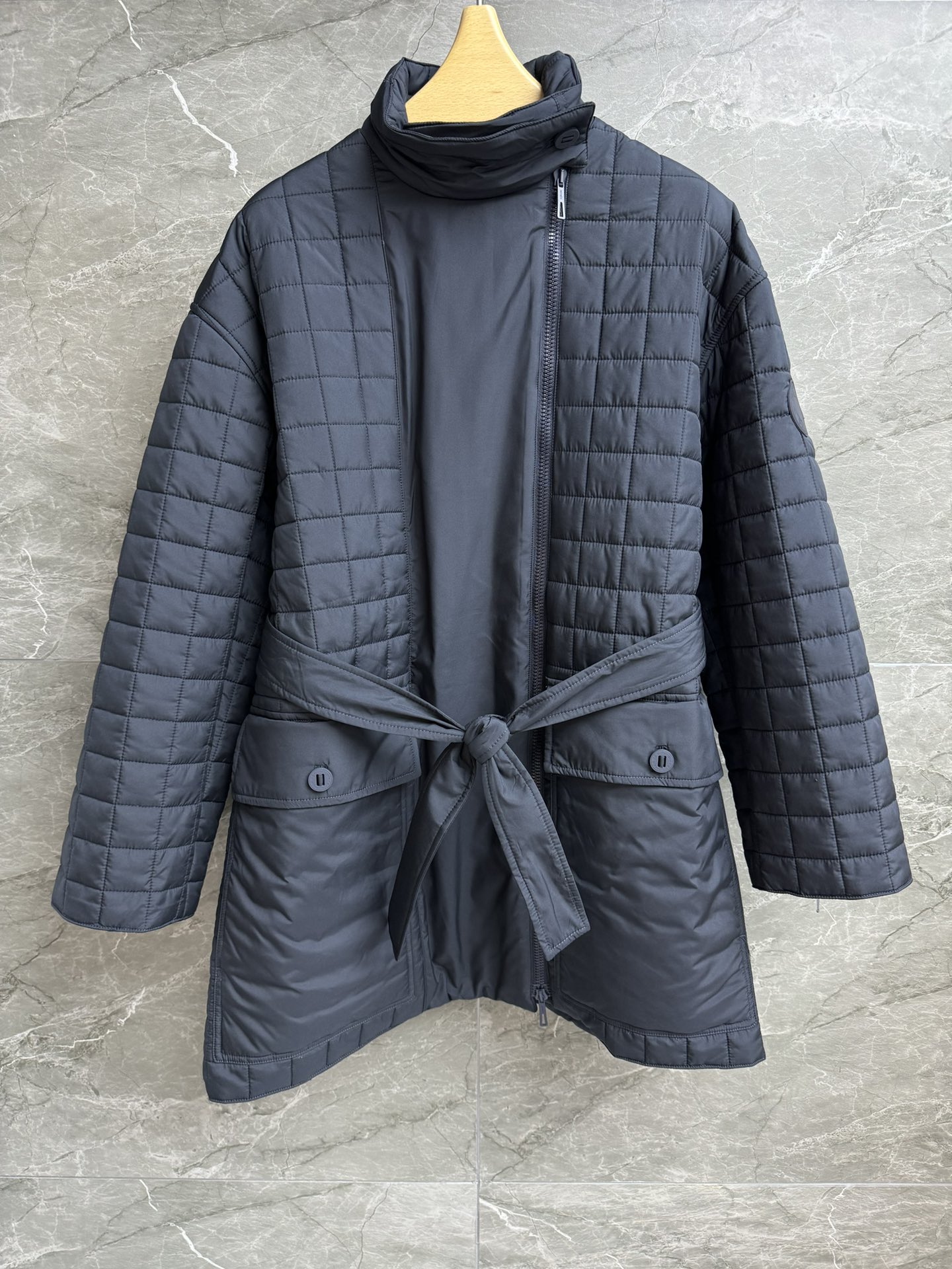 NO:497287,New autumn and winter models are available. H-home stand-alone cotton jacket. 2025 autumn and winter series. Standalone side zipper design. Sleeve logo silicone patch decoration. Plaid quilted cotton. Light and warm. Minimalist and high-end. Mid-length style. Lace-up waist. Slim and temperament. Full trademark. Size SML,, jackets & coats,alexander wang.19860909秋冬新款上新啦 H家立领棉服外套 2025秋冬系列 立领侧拉链设计 袖子logo硅胶贴片装饰 格子绗缝夹棉 轻薄保暖 极简高级 中长款版型 系带收腰 上身显瘦又气质 商标齐全 尺码SML,,jackets & coats,alexander wang,Women's clothing