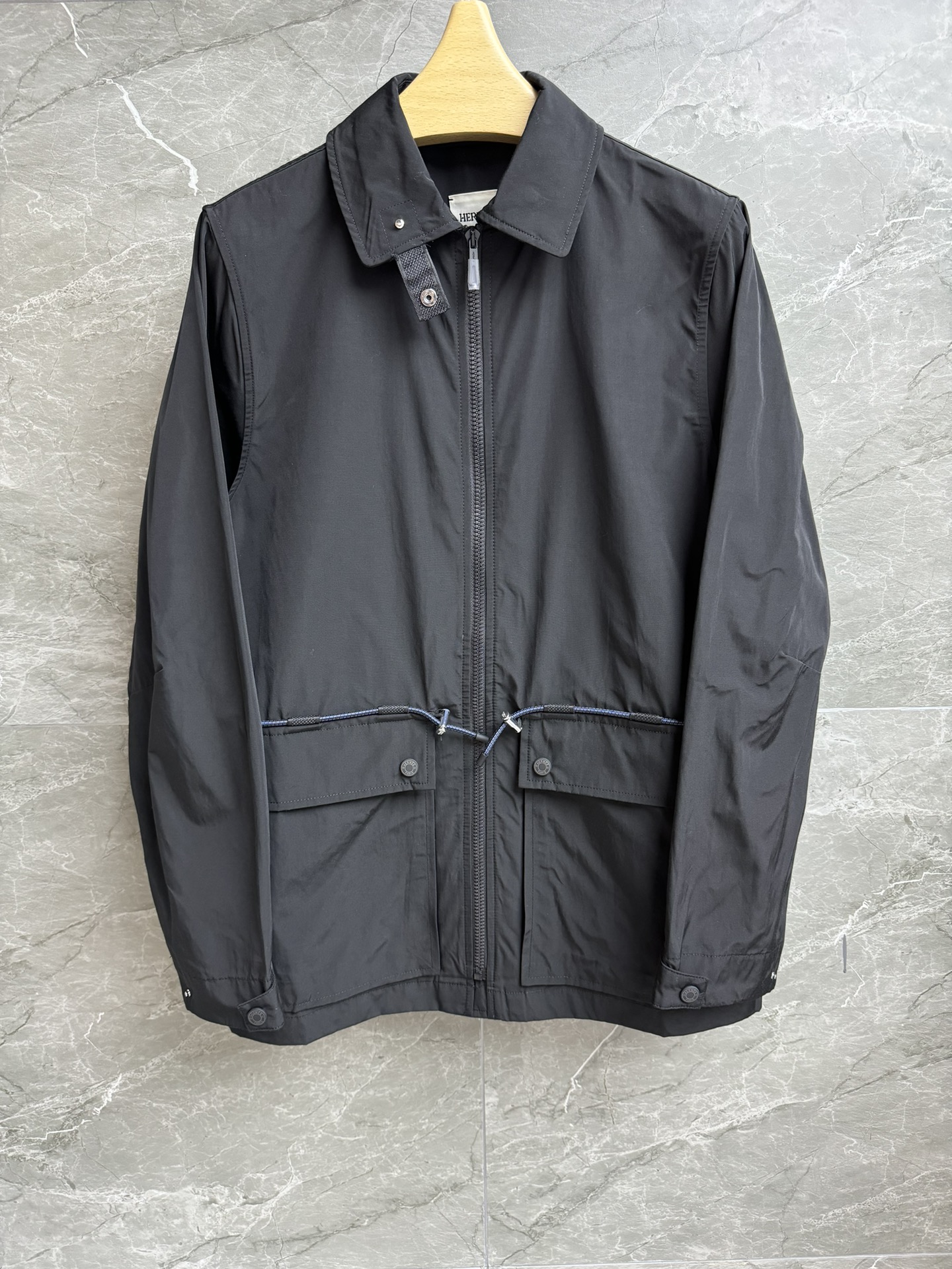 NO:497291,New autumn and winter models are available. H home windbreaker jacket. 2025 early autumn series. Lapel zipper design. Waist drawstring can be adjusted and waist-hugging. Flip-up large pocket decoration. Simple and fashionable and high-tech wool windproof fabric. Loose style. Slim and temperament on the upper body. Full trademark. Size SML,, jackets & coats,alexander wang.19860909秋冬新款上新啦 H家风衣外套 2025早秋系列 翻领拉链设计 腰部抽绳可调节收腰 翻盖大口袋装饰 简约时髦高级 高科技羊毛防风面料 宽松版型 上身显瘦又气质 商标齐全 尺码SML,,jackets & coats,alexander wang,Women's clothing