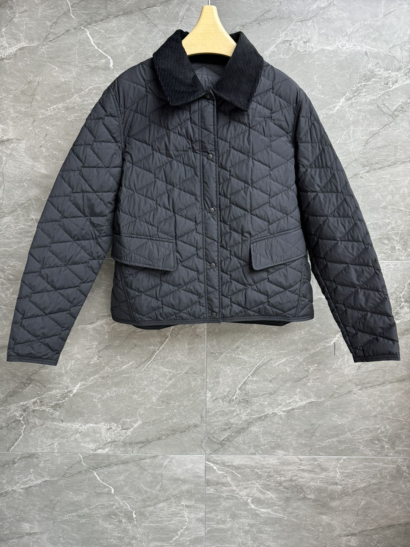 NO:497295,New autumn and winter style with dust bags are available. Curly diamond pattern down jacket. 2025 autumn and winter series. Corduroy splicing design. Sleeve logo logo decoration. Taffeta diamond quilting. 90 goose down filling. Lightweight, comfortable and warm. Short style. Slim and temperament. Full trademark. Size SML, Moncler, down jacket, alexander wang.19860909配防尘袋秋冬新款上新啦 蒙口菱格纹羽绒服 2025秋冬系列 灯芯绒拼接设计 袖子logo徽标装饰 塔夫绸菱格绗缝 90鹅绒填充 轻薄舒适保暖 短款版型 上身显瘦又气质 商标齐全 尺码SML,,Moncler,down jacket,alexander wang,Women's clothing