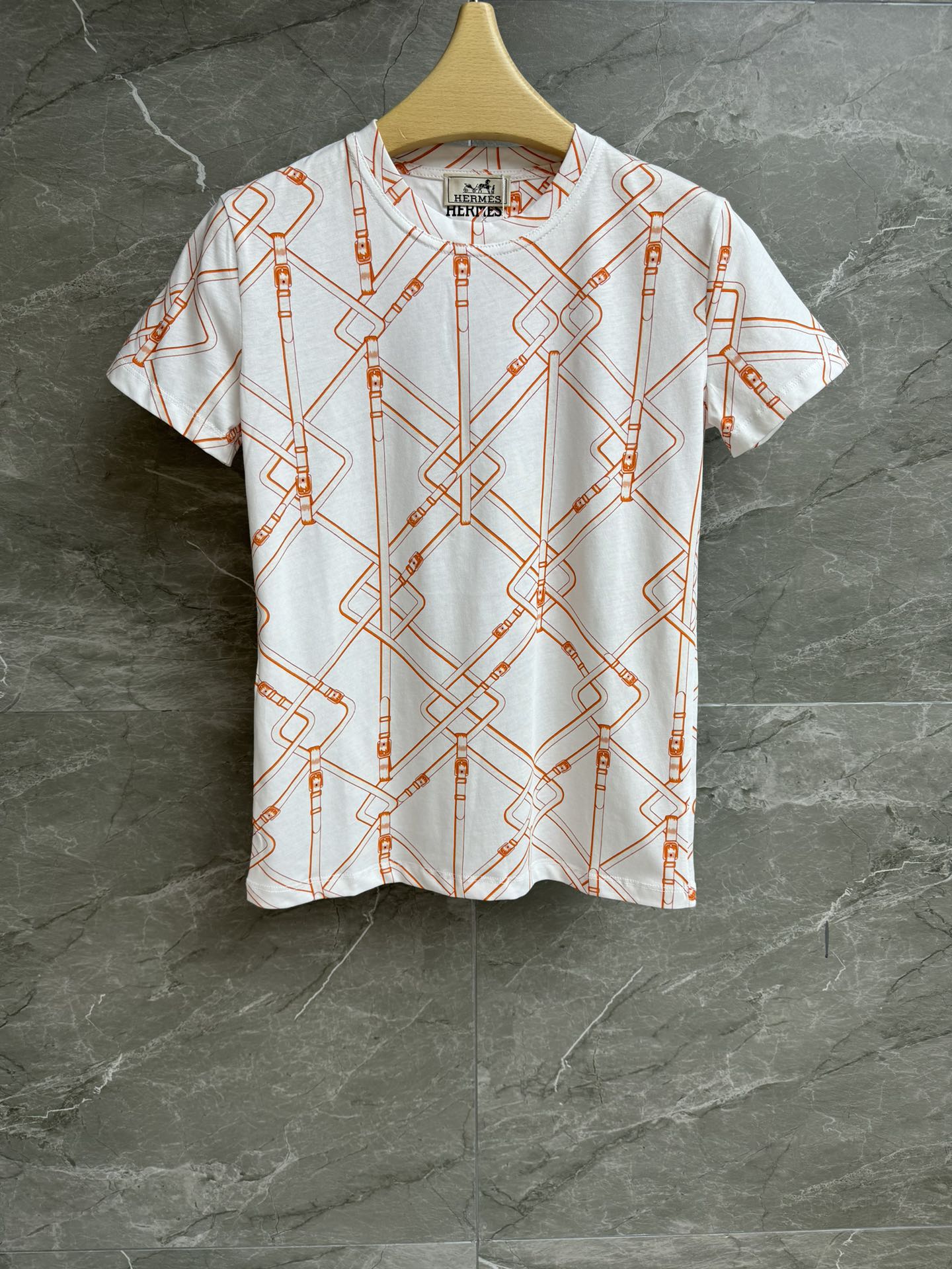 NO:498976,New models for early autumn are available. H-printed T-shirts 2025 autumn and winter series. Round neckline design. Coloriages de Jour printed pattern. Fashionable and age-reducing. Customized cotton fabric. Comfortable and skin-friendly and breathable. Normal style. Slim and temperament on the upper body. Full trademark. Size SML,,tees, t-shirt,alexander wang.19860909早秋新款上新啦 Ｈ家印花T恤 2025秋冬系列 圆领领口设计 Coloriages de Jour印花图案 时髦减龄 定制纯棉面料 舒适亲肤透气 正常版型 上身显瘦又气质 商标齐全 尺码SML,,tees，t-shirt,alexander wang,Women's clothing