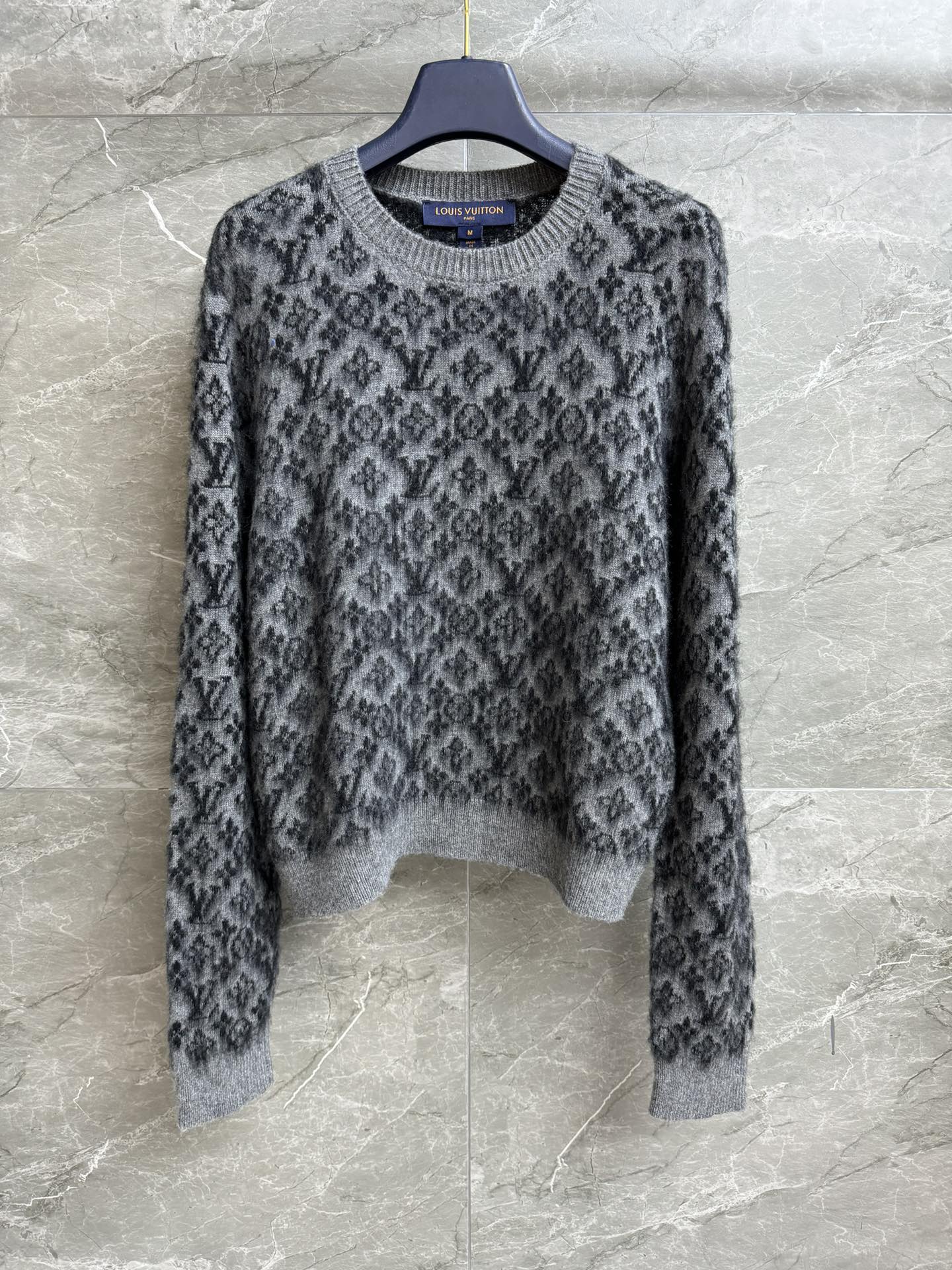 NO:499669,New models for early autumn are shipped. L family presbyterian knitted sweater. 2025 autumn and winter series. Round neckline ribbed neckline. Classic presbyterian jacquard pattern. Fashionable and high-end color matching. Wool-blend knitted fabric. Highlights the matte velvet feel. Soft and not tied. Normal style. Slim and temperament on the upper body. Full trademark. Size SML,,louis vuitton,sweaters,alexander wang.19860909早秋新款出货啦 L家老花针织毛衣 2025秋冬系列 圆领罗纹领口 经典老花提花图案 配色时髦高级 羊毛混纺针织面料 凸显雾面的绒感 柔软不扎 正常版型 上身显瘦又气质 商标齐全 尺码SML,,louis vuitton,sweaters,alexander wang,Women's clothing