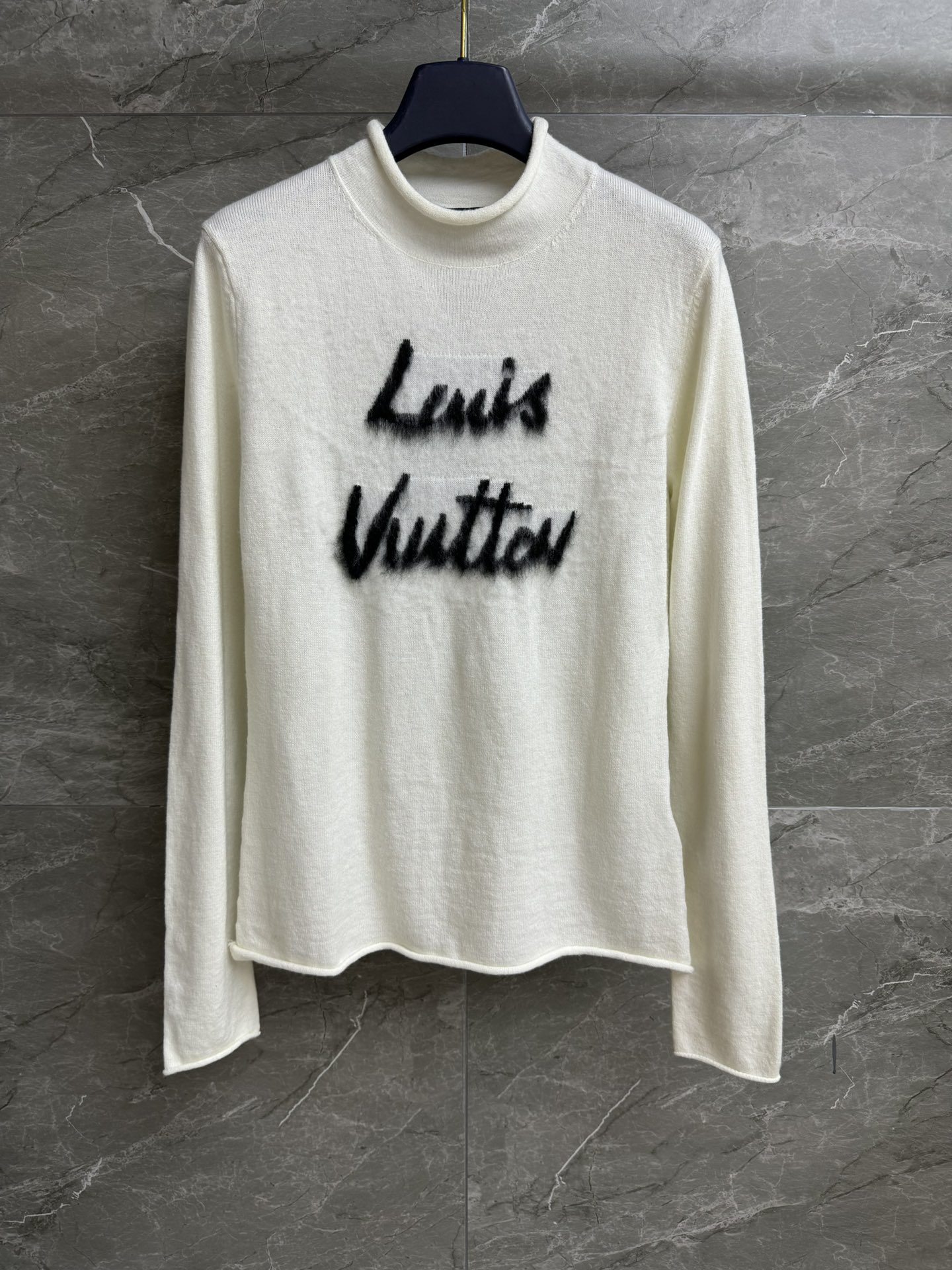 NO:499655,New models for early autumn are shipped. L home brushed logo sweater. 2025 autumn and winter series. Round neck curled edge design. Brushed letter logo jacquard pattern. Fashionable and high-end color matching. Wool blended fabric. Soft and comfortable. Slim fit. Slim and temperament. Full trademark. Size SML,,louis vuitton,alexander wang.19860909早秋新款出货啦 L家拉绒logo针织衫 2025秋冬系列 圆领卷边设计 拉绒字母logo提花图案 配色时髦高级 羊毛混纺面料 柔软舒适 修身版型 上身显瘦又气质 商标齐全 尺码SML,,louis vuitton,alexander wang,Women's clothing