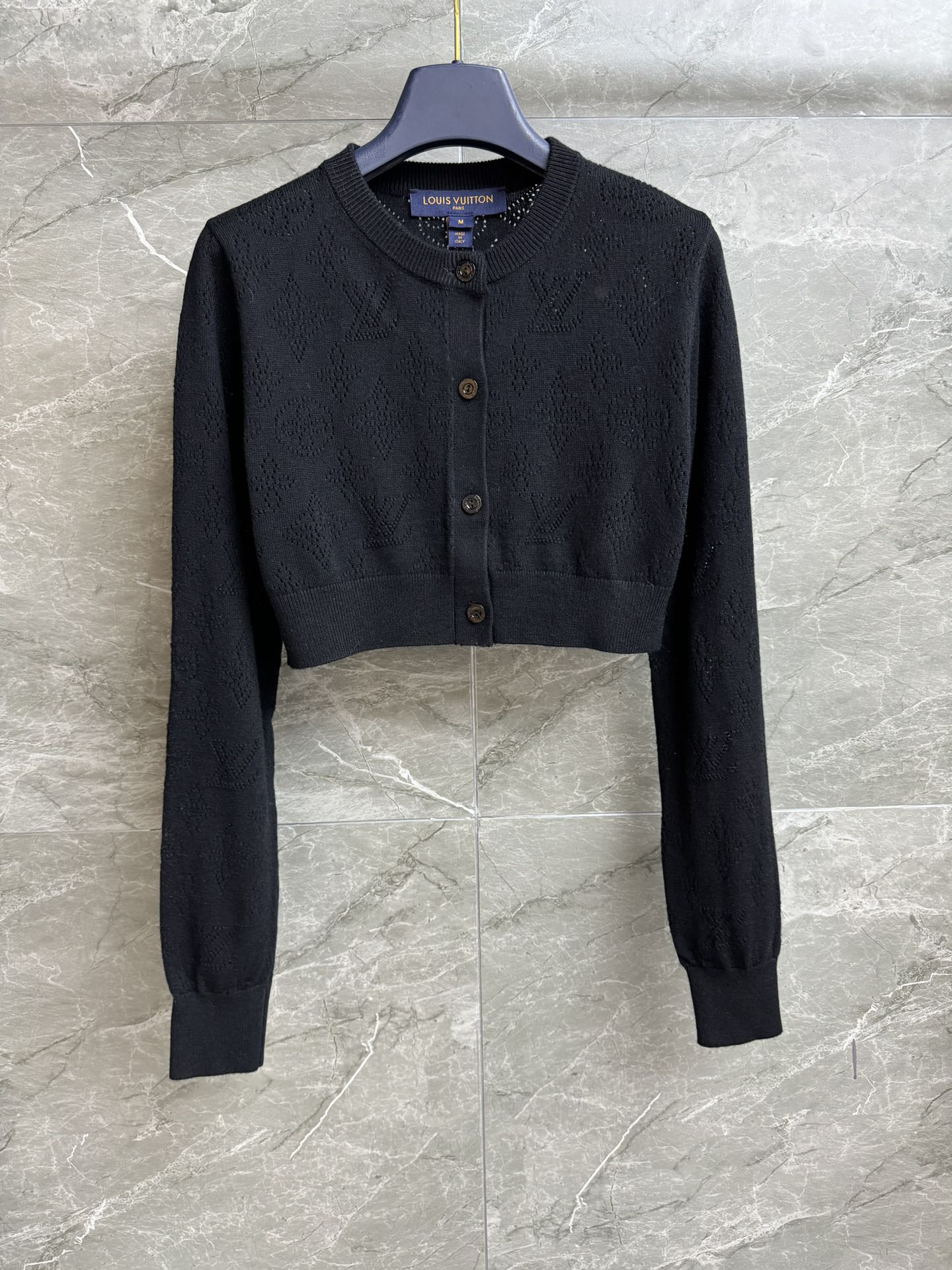 NO:499648,New models for early autumn are available. L home hollow knitted cardigan 2025 autumn and winter series. Round neck single-breasted design. Classic old-fashioned hollow pattern. Fashionable and high-end wool blended knitted fabric. Lightweight, skin-friendly and breathable. Short style. The upper body looks slim and fashionable. Full trademark. Size SML,,louis vuitton,alexander wang.19860909早秋新款上新啦 L家镂空针织开衫 2025秋冬系列 圆领单排扣设计 经典老花镂空图案 时髦洋气高级 羊毛混纺针织面料 轻薄亲肤透气 短款版型 上身显瘦又时髦 商标齐全 尺码SML,,louis vuitton,alexander wang,Women's clothing