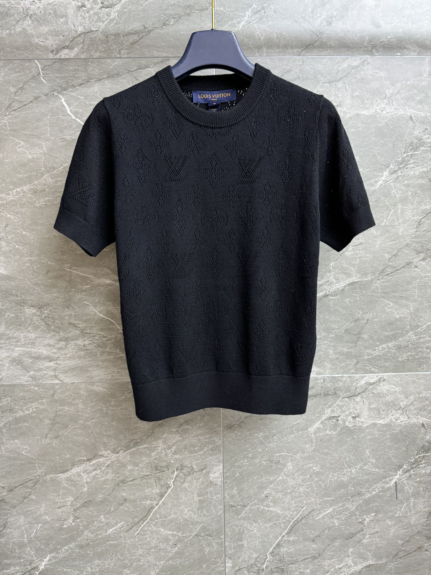 NO:499652,New models for early autumn are available. L home hollow knitted short sleeves. 2025 autumn and winter series. Round neckline design. Classic old-fashioned hollow pattern. Fashionable and high-end. Wool-blend knitted fabric. Light and skin-friendly and breathable. Slim fit style. Slim and versatile. Full trademark. Size SML,,louis vuitton, T-shirt,alexander wang.19860909早秋新款上新啦 L家镂空针织短袖 2025秋冬系列 圆领领口设计 经典老花镂空图案 时髦洋气高级 羊毛混纺针织面料 轻薄亲肤透气 修身版型 上身显瘦又百搭 商标齐全 尺码SML,,louis vuitton,T-shirt,alexander wang,Women's clothing