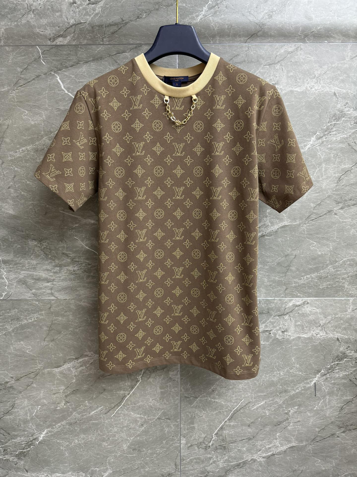 NO:498986,New early autumn styles are shipped. L family dotted presbyterian T-shirt. 2025 early autumn series. Round neckline contrasting collar. Decorated with chain decoration. Dotted presbyterian print pattern. Fashionable and high-end color matching. Imported pure cotton material. Soft, comfortable and skin-friendly. Normal style. Slim and temperament on the upper body. Size SML,,louis vuitton,tees, t-shirt,alexander wang.19860909早秋新款出货啦 L家虚线老花T恤 2025早秋系列 圆领撞色领口 饰以链条装饰点缀 虚线老花印花图案 配色时髦高级 进口纯棉材质 柔软舒适亲肤 正常版型 上身显瘦又气质 尺码SML,,louis vuitton,tees，t-shirt,alexander wang,Women's clothing