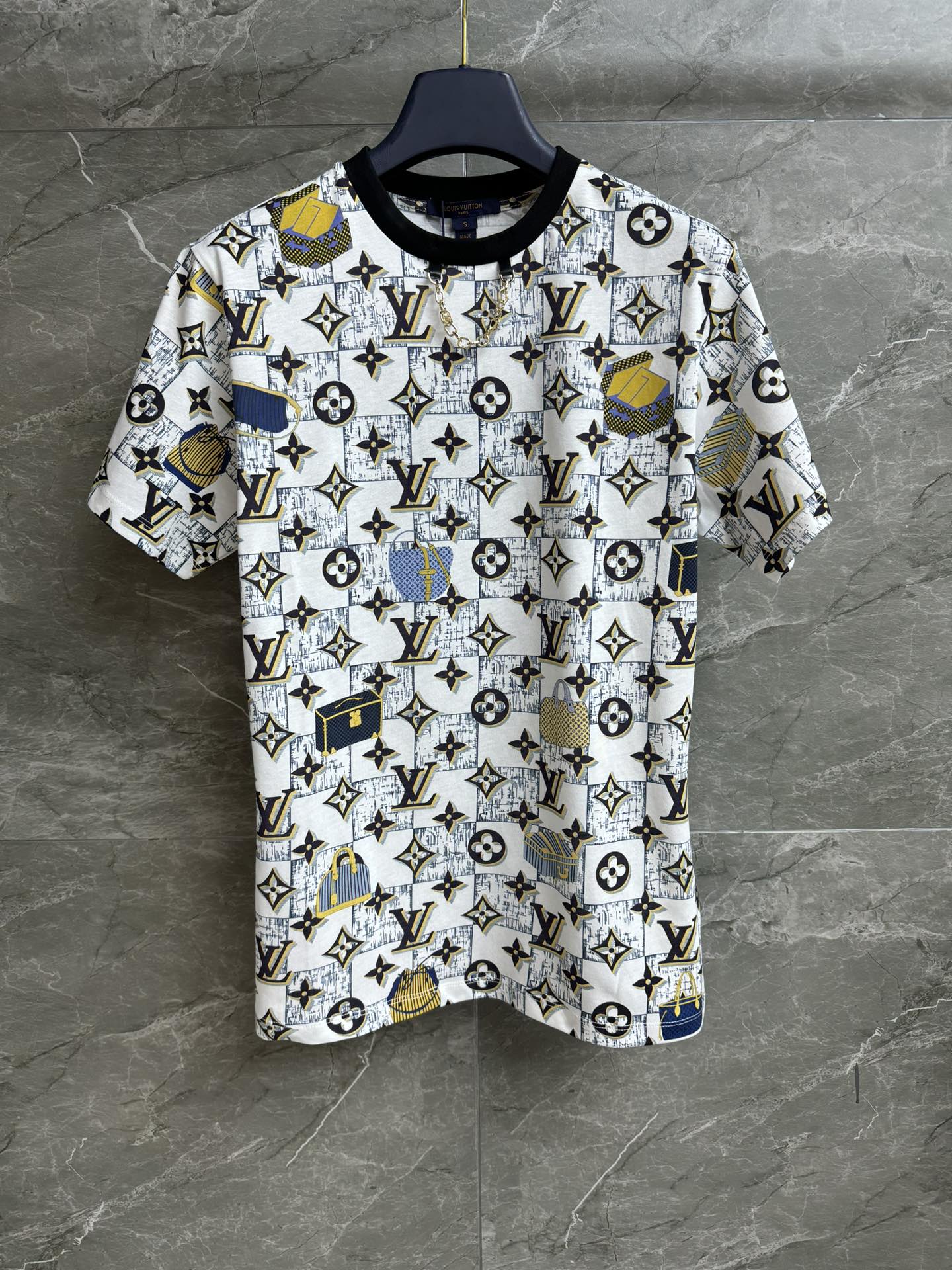 NO:518136,New models for early autumn are shipped. L family old-fashioned luggage T-shirts. 2025 early autumn series. Round neckline and decorated with chain decoration. Different styles of old-fashioned luggage printed patterns. Fashionable and high-end imported pure cotton material. Soft and comfortable skin-friendly. Normal style. Slim and versatile upper body. Full trademark. Size SML,,louis vuitton,tees, t-shirt,alexander wang.19860909早秋新款出货啦 L家老花箱包T恤 2025早秋系列 圆领领口 饰以链条装饰点缀 不同款式的老花箱包印花图案 时髦高级 进口纯棉材质 柔软舒适亲肤 正常版型 上身显瘦又百搭 商标齐全 尺码SML,,louis vuitton,tees，t-shirt,alexander wang,Women's clothing