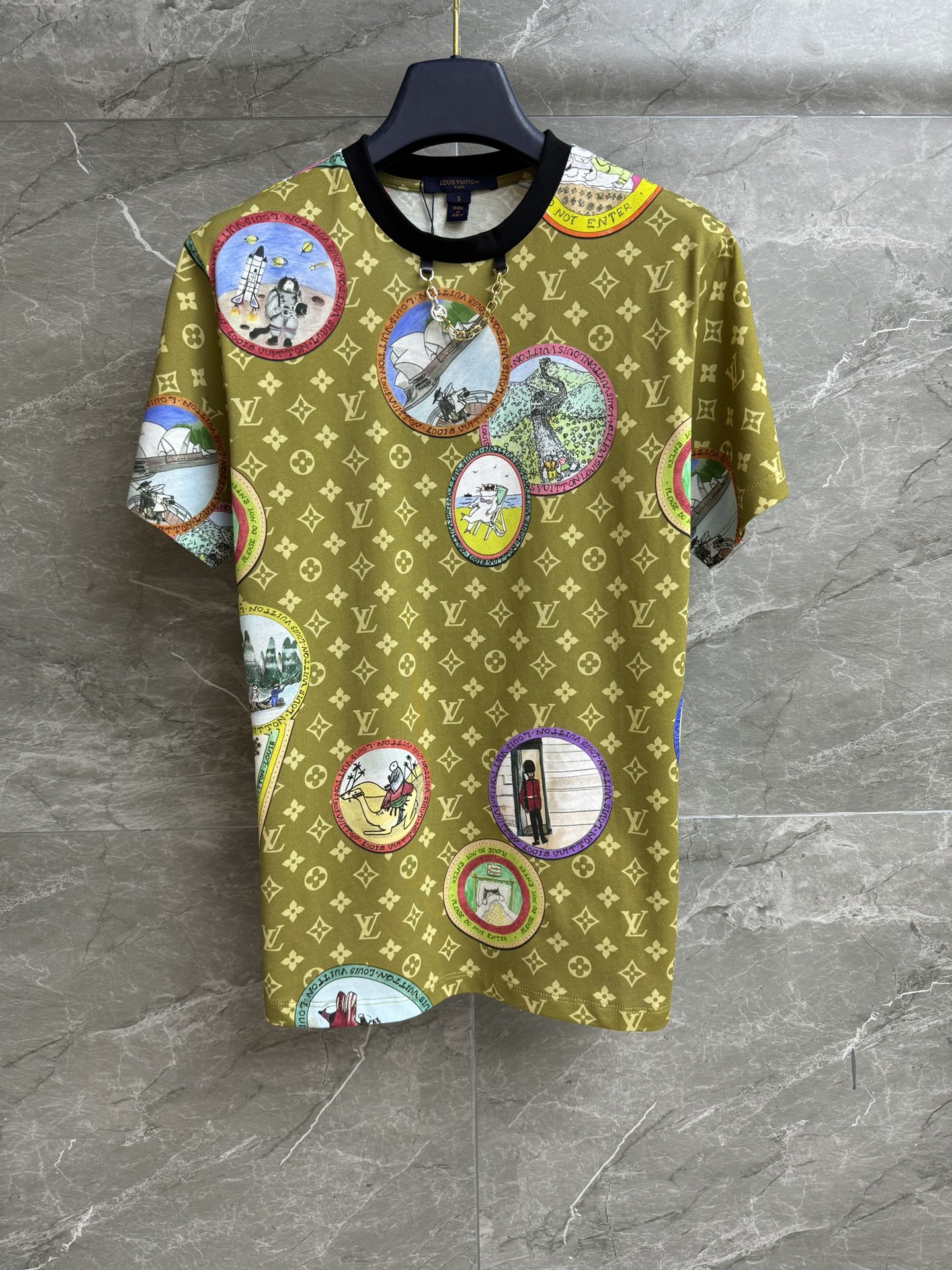 NO:499022,New early spring models are available. L home stamp presbyterian T-shirt. Lv Grace Coddington co-branded series. Round neckline contrasting collar. Stamp presbyterian print pattern. Retro and fashionable. Customized cotton fabric. Comfortable and soft breathable. Normal style. Slim and versatile. Full trademark. Size SML,,louis vuitton,louis vuitton,alexander wang.19860909早春新款上新啦 L家邮票老花Ｔ恤 Lv Grace Coddington联名系列 圆领撞色领口 邮票老花印花图案 复古时髦洋气 定制纯棉面料 舒适柔软透气 正常版型 上身显瘦又百搭 商标齐全 尺码SML,,louis vuitton,louis vuitton,alexander wang,Women's clothing