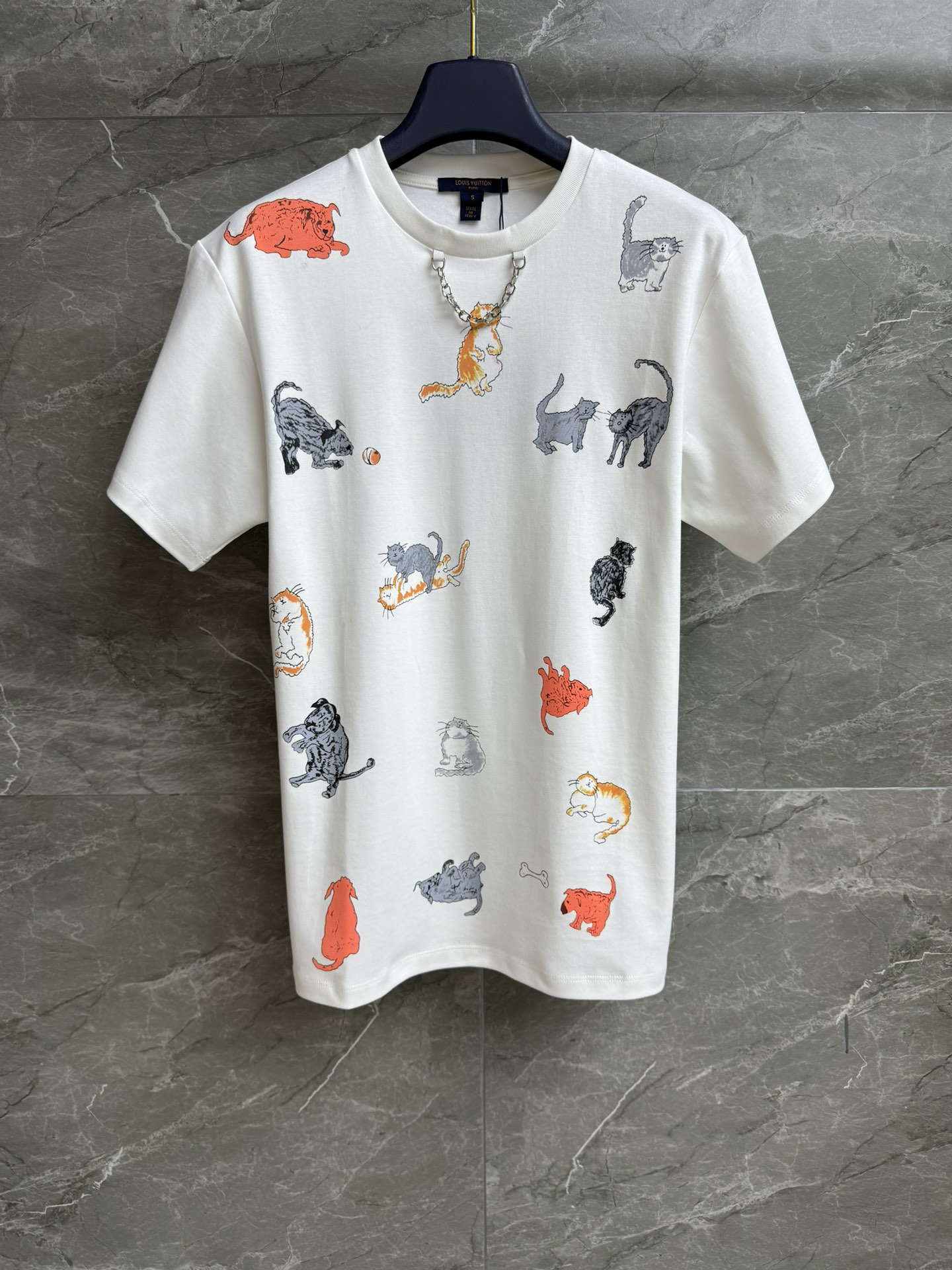 NO:499028,New early spring models are available. L family animal print T-shirt. Lv Grace Coddington co-branded series. Round neckline design. Hand-painted cartoon animal prints. Age-reducing fashionable and fashionable. Customized cotton fabric. Comfortable and soft breathable. Normal style. Slim and versatile. Full trademark. Size SML,,louis vuitton,louis vuitton,alexander wang.19860909早春新款上新啦 L家动物印花Ｔ恤 Lv Grace Coddington联名系列 圆领领口设计 手绘卡通动物印花图案 减龄时髦洋气 定制纯棉面料 舒适柔软透气 正常版型 上身显瘦又百搭 商标齐全 尺码SML,,louis vuitton,louis vuitton,alexander wang,Women's clothing