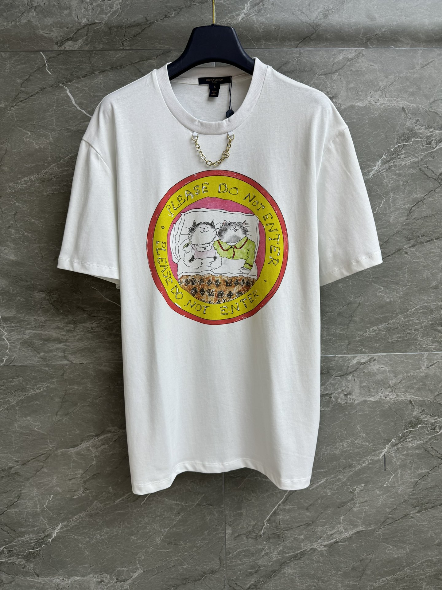 NO:499034,New models in early spring are available. L family cat print T-shirt Lv Grace Coddington co-branded series. Round neckline design. Cat prints that cannot wake up. Age-reducing fashionable and fashionable. Customized cotton fabric. Comfortable and soft breathable. Loose style. Slim and versatile. Full trademark. Size SML,,louis vuitton,louis vuitton,alexander wang.19860909早春新款上新啦 L家猫猫印花Ｔ恤 Lv Grace Coddington联名系列 圆领领口设计 睡不醒的猫猫印花图案 减龄时髦洋气 定制纯棉面料 舒适柔软透气 宽松版型 上身显瘦又百搭 商标齐全 尺码SML,,louis vuitton,louis vuitton,alexander wang,Women's clothing