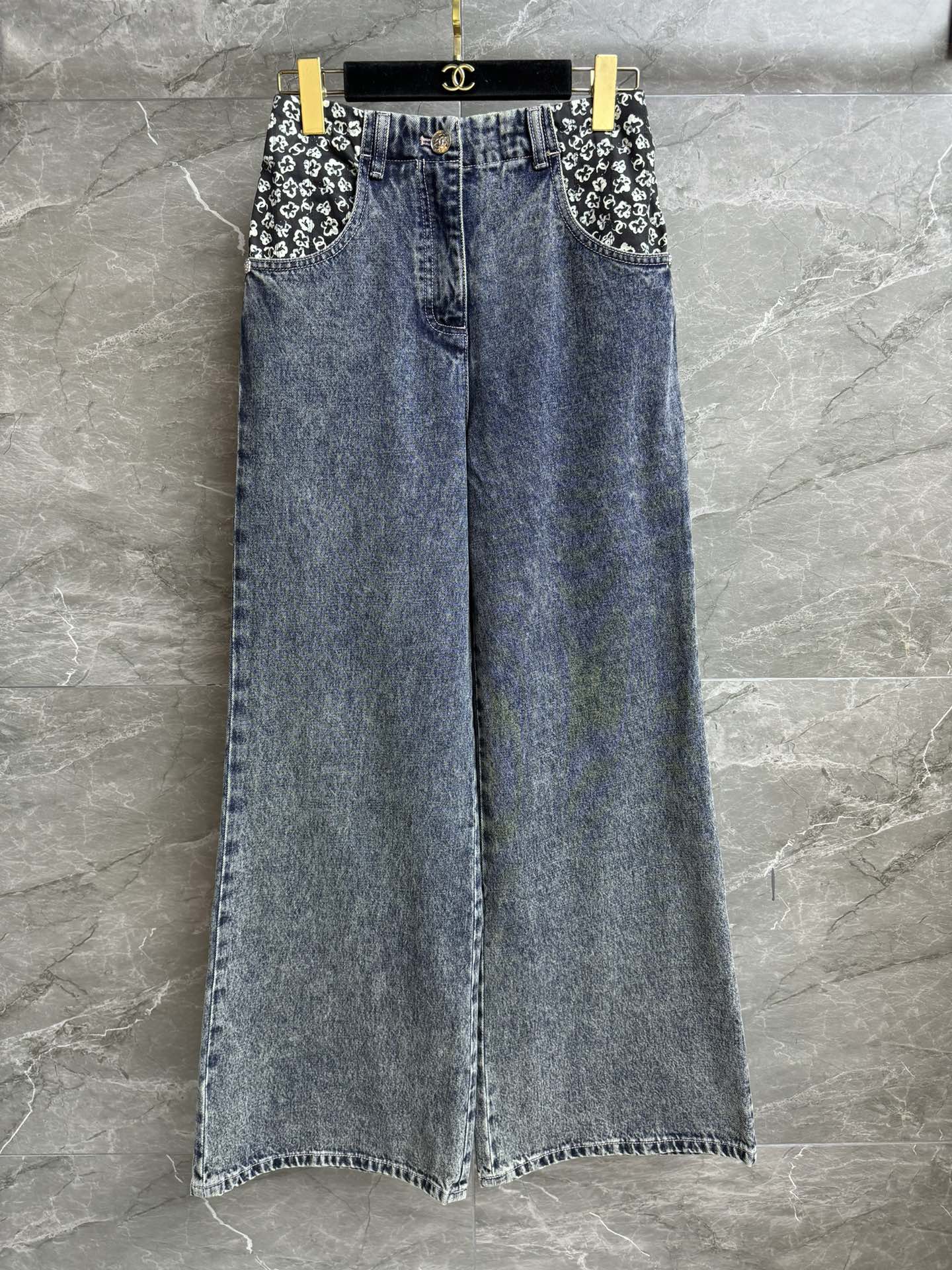 NO:503234,High-version shipment Xiangjia Pocket Flower Jeans Autumn and Winter Preview Series Camellia Printing Splicing Design Retro Fashionable Personality Customized Washed Denim Fabric Soft and Comfortable High-waisted Wide-legged Pants Style Slim and versatile on the upper body Fully trademark Size SML, Chanel, Jeans, Alexander wang19860909高版本出货啦 香家口袋花朵牛仔裤 秋冬预告系列 山茶花印花拼接设计 复古时髦个性 定制水洗牛仔面料 柔软舒适 高腰阔腿裤版型 上身显瘦又百搭 商标齐全 尺码SML,,chanel,jeans,alexander wang,Women's clothing