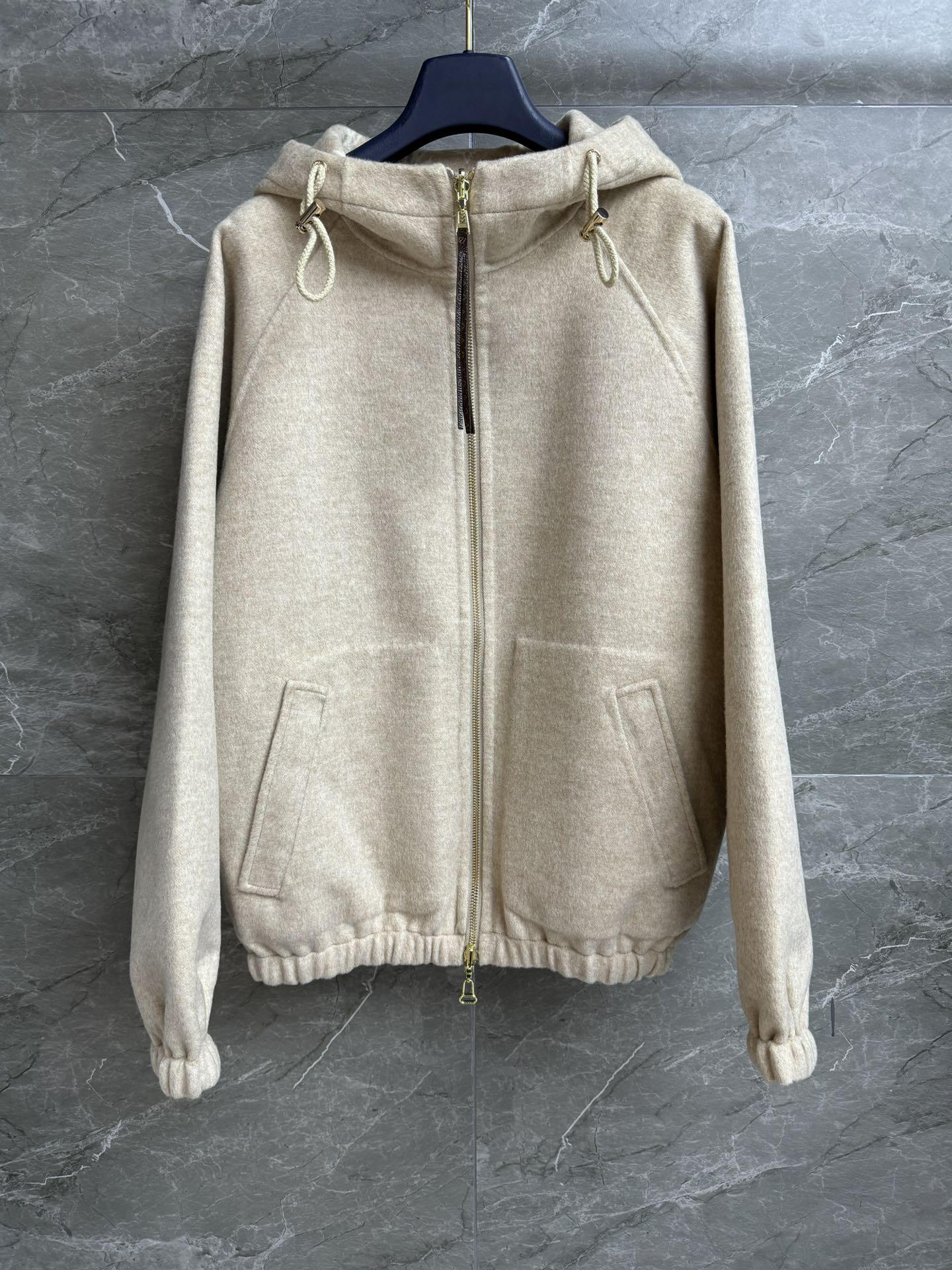 NO:499673,New autumn and winter style with dust bags is available. L family presbyterian double-sided jacket. 2025 autumn and winter series. Hooded zipper design. Double-sided wearable. Oatmeal color is gentle and high-end. Classic presbyterian fashionable and fashionable. Wool cashmere blended fabric. Soft and delicate. Super texture. Loose style. Slim and temperament. Full trademark. Size SML,,louis vuitton,jackets & coats,hats,alexander wang.19860909配防尘袋秋冬新款上新啦 L家老花双面外套 2025秋冬系列 连帽拉链设计 双面可穿 燕麦色温柔高级 经典老花时髦洋气 羊毛羊绒混纺面料 柔软细腻 超有质感 宽松版型 上身显瘦又气质 商标齐全 尺码SML,,louis vuitton,jackets & coats,hats,alexander wang,Women's clothing