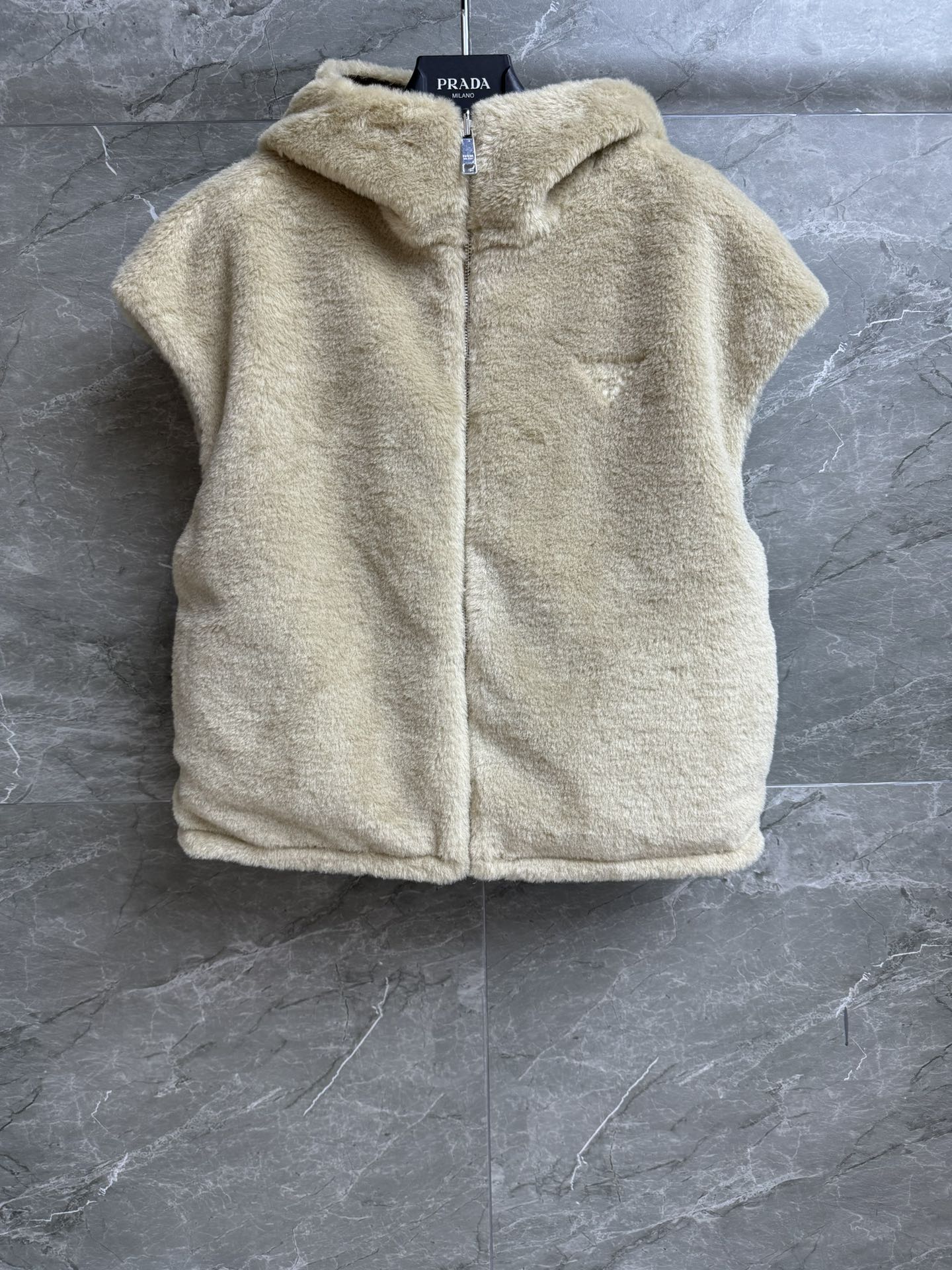 NO:499681,New autumn and winter models are available. P home double-sided vest 2025 autumn and winter series. Hooded zipper design. Double-sided wearable. One side is fluffy wool fabric. One side is nylon material. Switch outfits for different occasions. Casual and fashionable. Loose style. Not picky about people. Complete trademarks, hats, alexander wang.19860909秋冬新款上新啦 P家双面穿马甲 2025秋冬系列 连帽拉链设计 双面可穿 一面是毛绒绒的羊毛面料 一面尼龙材质 不同场合切换穿搭 休闲时髦洋气 宽松版型 不挑人穿 商标齐全,,hats,alexander wang,Women's clothing