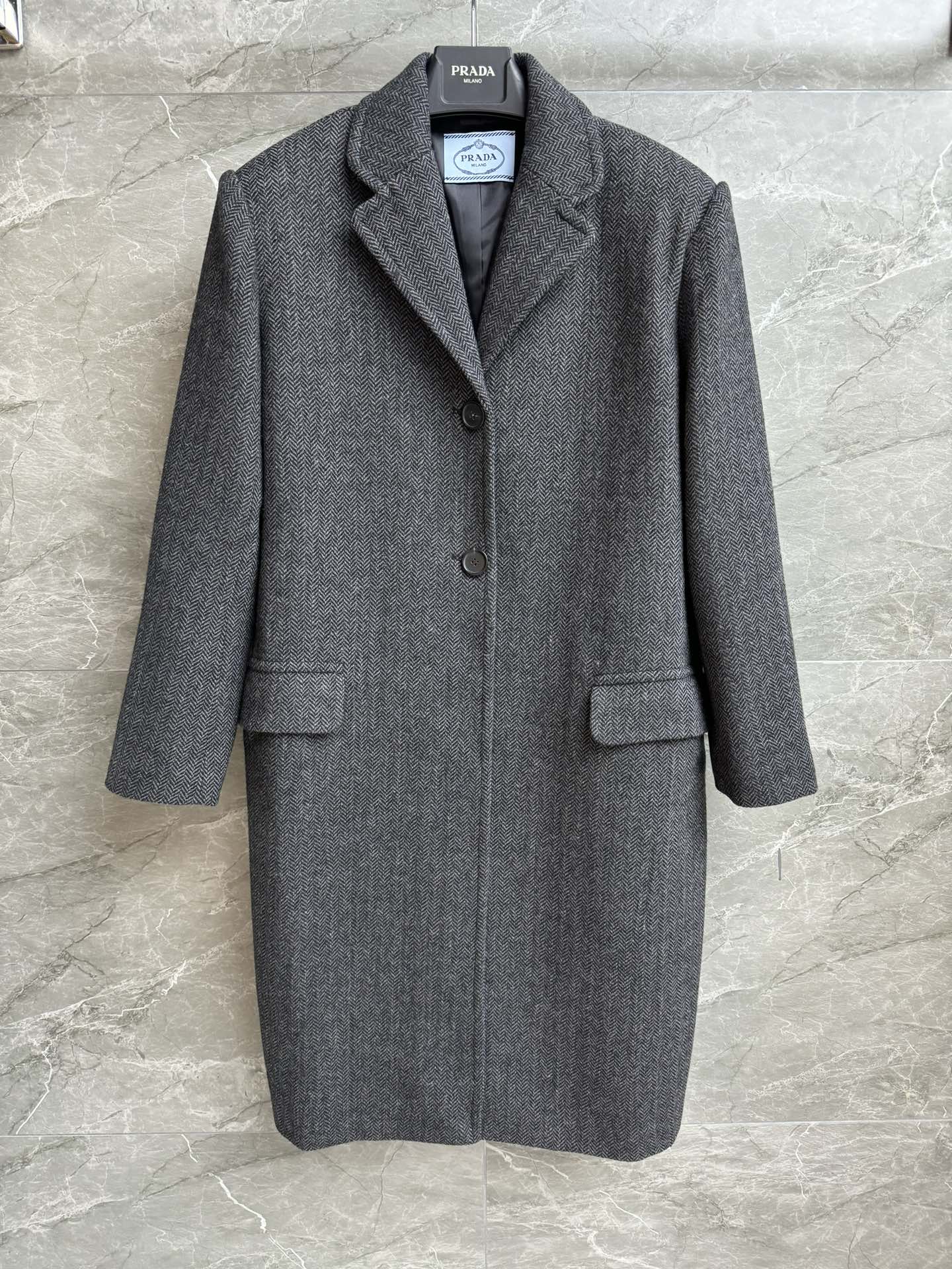 NO:499685,New autumn and winter models are shipped. P family herringbone wool jacket. 2025 autumn and winter series. Lapel single-breasted design. Classic herringbone high-grade gray color scheme. Simple and atmospheric. Customized wool tweed fabric. Super texture. Straight loose fit. Full aura of the upper body. Complete trademarks. SML,, jackets & coats, alexander wang.19860909秋冬新款出货啦 P家人字纹羊毛外套 2025秋冬系列 翻领单排扣设计 经典人字纹 高级灰配色 简约大气 定制羊毛花呢面料 超有质感 直筒宽松版型 上身气场十足 商标齐全 码数SML,,jackets & coats,alexander wang,Women's clothing