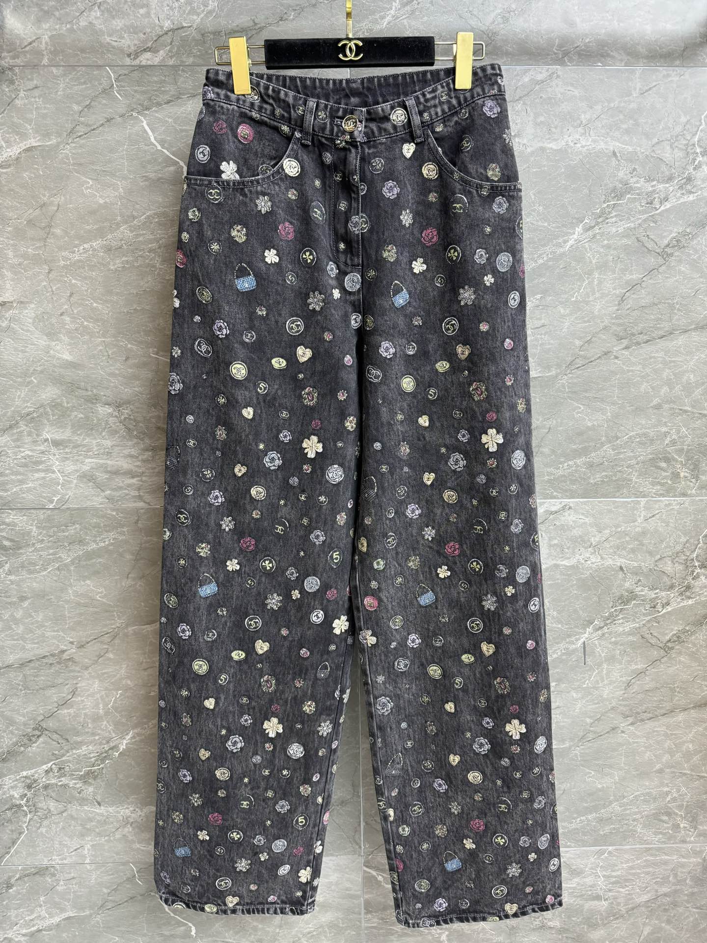 NO:499689,High-version shipped Xiangjia gray graffiti jeans 2025 autumn and winter vacation series Colorful multi-element graffiti prints Retro and fashionable Customized washing denim fabrics Clever and comfortable High-waisted wide-leg pants style Lazy and casual without picking legs Full trademark Size SML, Chanel, jeans, alexander wang19860909高版本出货啦 香家灰色涂鸦牛仔裤 2025秋冬度假系列 彩色多元素涂鸦印花 复古时髦洋气 定制水洗牛仔面料 挺括舒适 高腰阔腿裤版型 慵懒随性不挑腿型 商标齐全 尺码SML,,chanel,jeans,alexander wang,Women's clothing