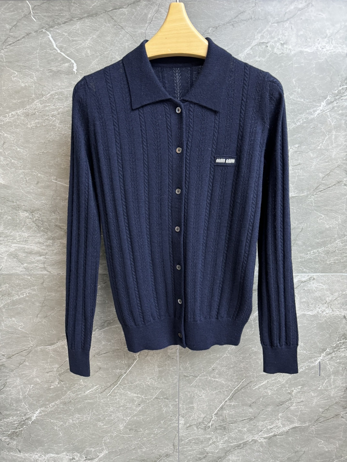 NO:500448,High-end version shipped Miu hollow cashmere cardigan 2025 autumn and winter series Lapel single-breasted design Letter logo embellishment Hollow knitted texture Exquisite and fashionable Cashmere knitted fabric Soft and light and comfortable Slim fit style Slim and elegant upper body Full trademark Size SML, Miumiu, alexander wang19860909高版本出货啦 Miu镂空羊绒开衫 2025秋冬系列 翻领单排扣设计 字母logo徽标点缀 镂空编织纹理 精致时髦 羊绒针织面料 柔软轻薄舒适 修身版型 上身显瘦又气质 商标齐全 尺码SML,,miumiu,alexander wang,Women's clothing