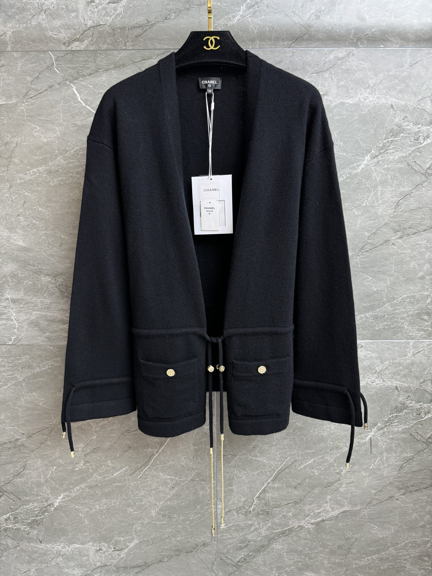 NO:508204,High-end version shipped Xiangjia drawstring cashmere cardigan 2025 handicraft workshop series V-neck neck design drawstring lace waist-closing exquisite pendant decoration full of high-end feel cashmere knitted fabric soft and comfortable loose fitting upper body slim and temperament Full trademark size SML, chanel, alexander wang19860909高版本出货啦 香家抽绳羊绒开衫 2025手工坊系列 V领领口设计 抽绳系带收腰 精致吊坠装饰点缀 满满高级感 羊绒针织面料 软糯舒适 宽松版型 上身显瘦又气质 商标齐全 尺码SML,,chanel,alexander wang,Women's clothing