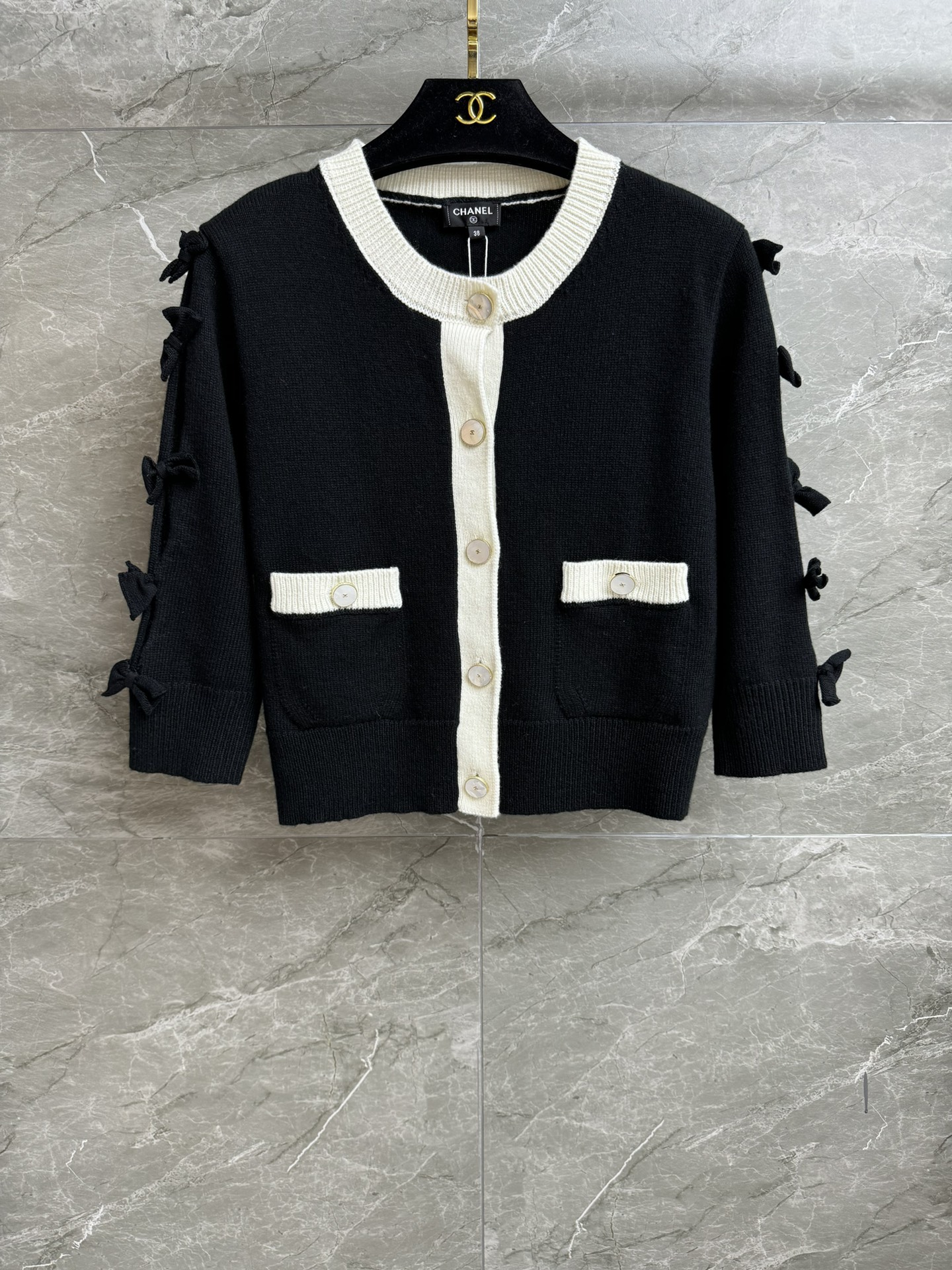 NO:517024,New early autumn style is available. Xiangjia bow color-blocking cardigan. Autumn and winter series. Round neck and three-quarter sleeve design. Sleeve three-dimensional bow decoration. Exquisite and sweet age-reducing. Customized knitted fabric. Comfortable and skin-friendly. Short style. Slim and temperament on the upper body. Full trademark. Size SML, chanel, alexander wang.19860909早秋新款上新啦 香家蝴蝶结拼色开衫 秋冬系列 圆领七分袖设计 袖子立体蝴蝶结装饰 精致甜美减龄 定制针织面料 舒适亲肤 短款版型 上身显瘦又气质 商标齐全 尺码SML,,chanel,alexander wang,Women's clothing