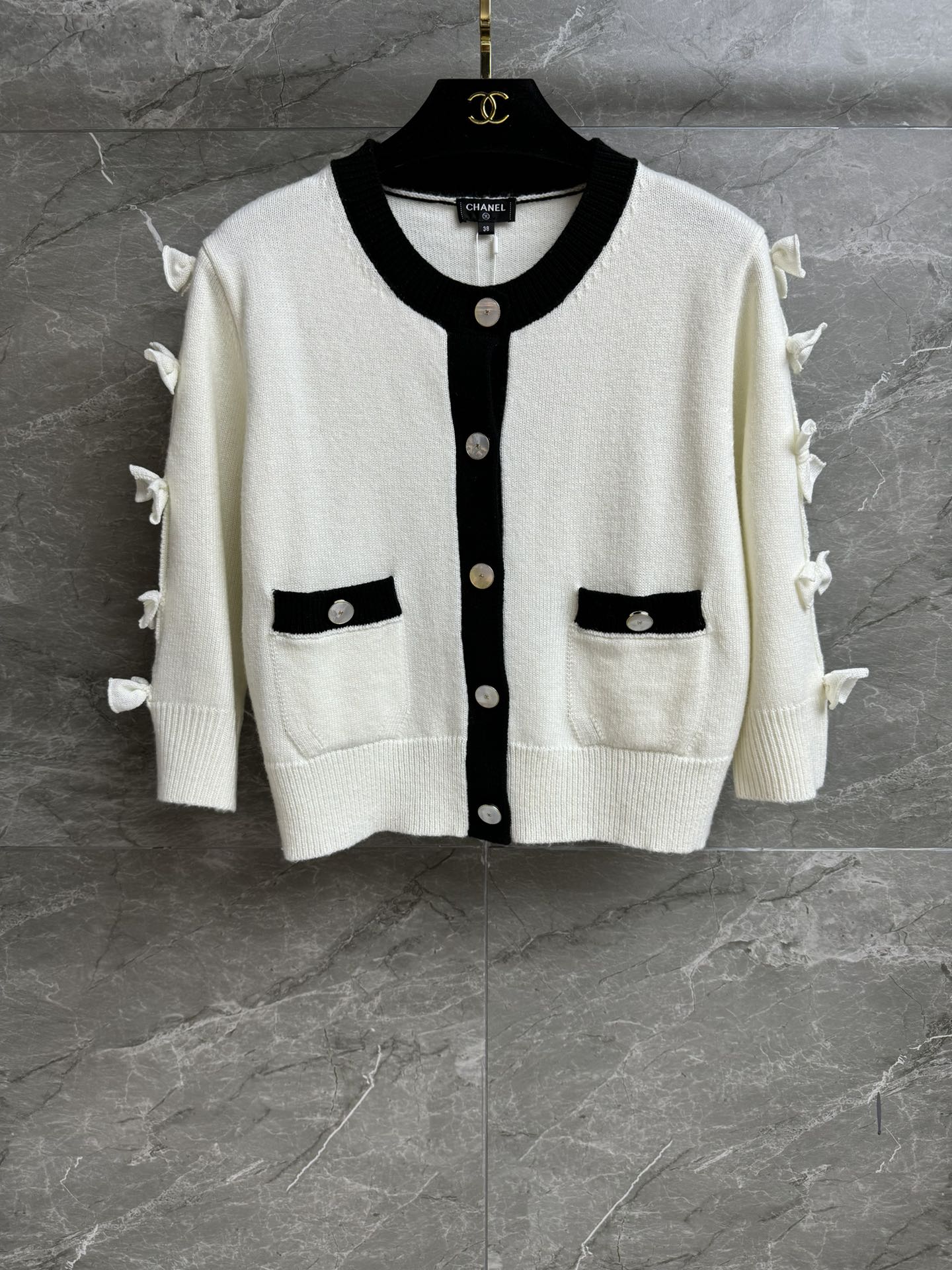 NO:517018,New early autumn style is available. Xiangjia bow color-blocking cardigan. Autumn and winter series. Round neck and three-quarter sleeve design. Sleeve three-dimensional bow decoration. Exquisite and sweet age-reducing. Customized knitted fabric. Comfortable and skin-friendly. Short style. Slim and temperament on the upper body. Full trademark. Size SML, chanel, alexander wang.19860909早秋新款上新啦 香家蝴蝶结拼色开衫 秋冬系列 圆领七分袖设计 袖子立体蝴蝶结装饰 精致甜美减龄 定制针织面料 舒适亲肤 短款版型 上身显瘦又气质 商标齐全 尺码SML,,chanel,alexander wang,Women's clothing