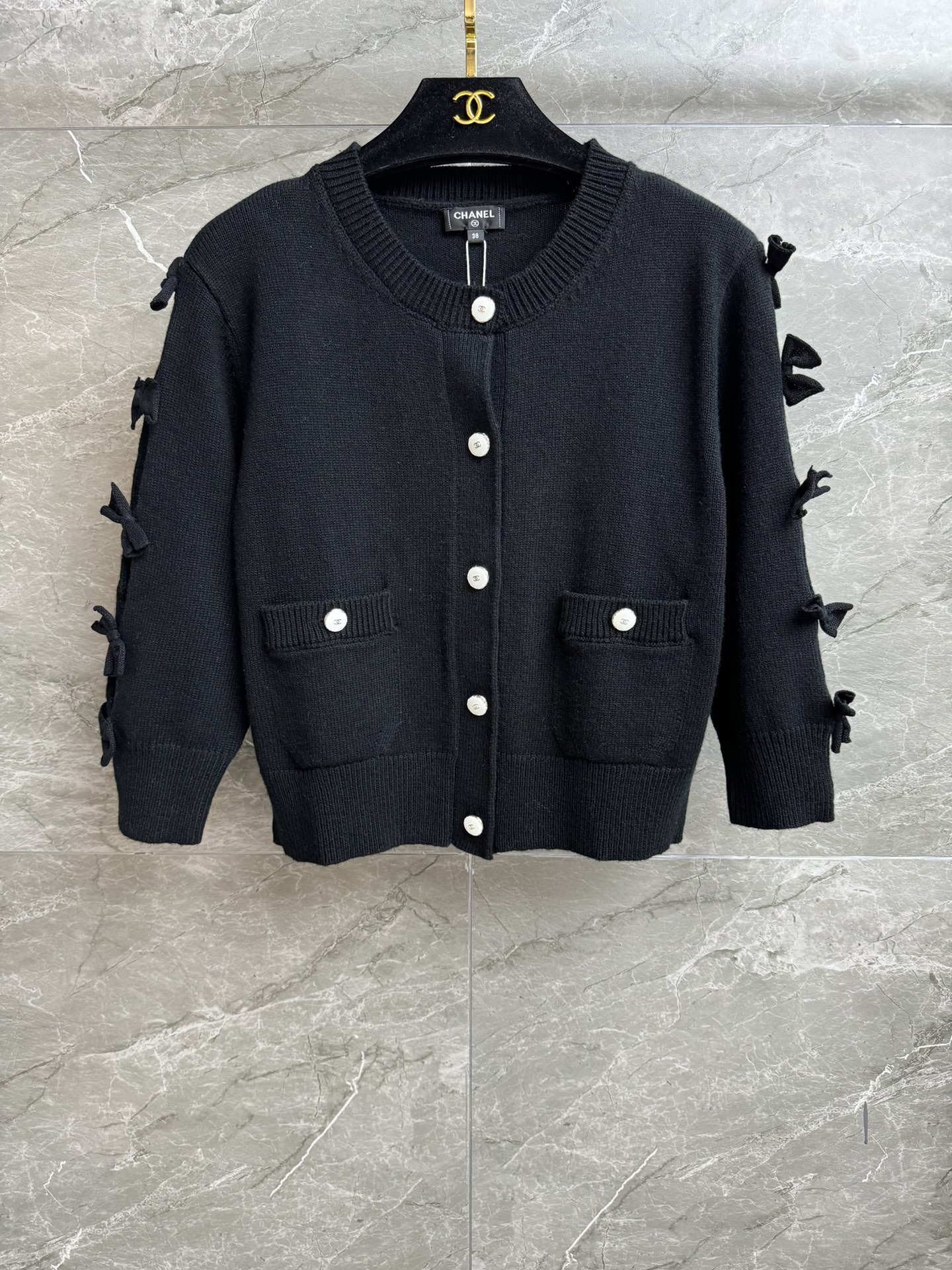 NO:517028,New early autumn style is available. Xiangjia bow cardigan. Autumn and winter series. Round neck and three-quarter sleeve design. Sleeve three-dimensional bow decoration. Exquisite and sweet age-reducing. Custom knitted fabric. Comfortable and skin-friendly. Short style. Slim and temperament on the upper body. Full trademark. Size SML, chanel, alexander wang.19860909早秋新款上新啦 香家蝴蝶结开衫 秋冬系列 圆领七分袖设计 袖子立体蝴蝶结装饰 精致甜美减龄 定制针织面料 舒适亲肤 短款版型 上身显瘦又气质 商标齐全 尺码SML,,chanel,alexander wang,Women's clothing