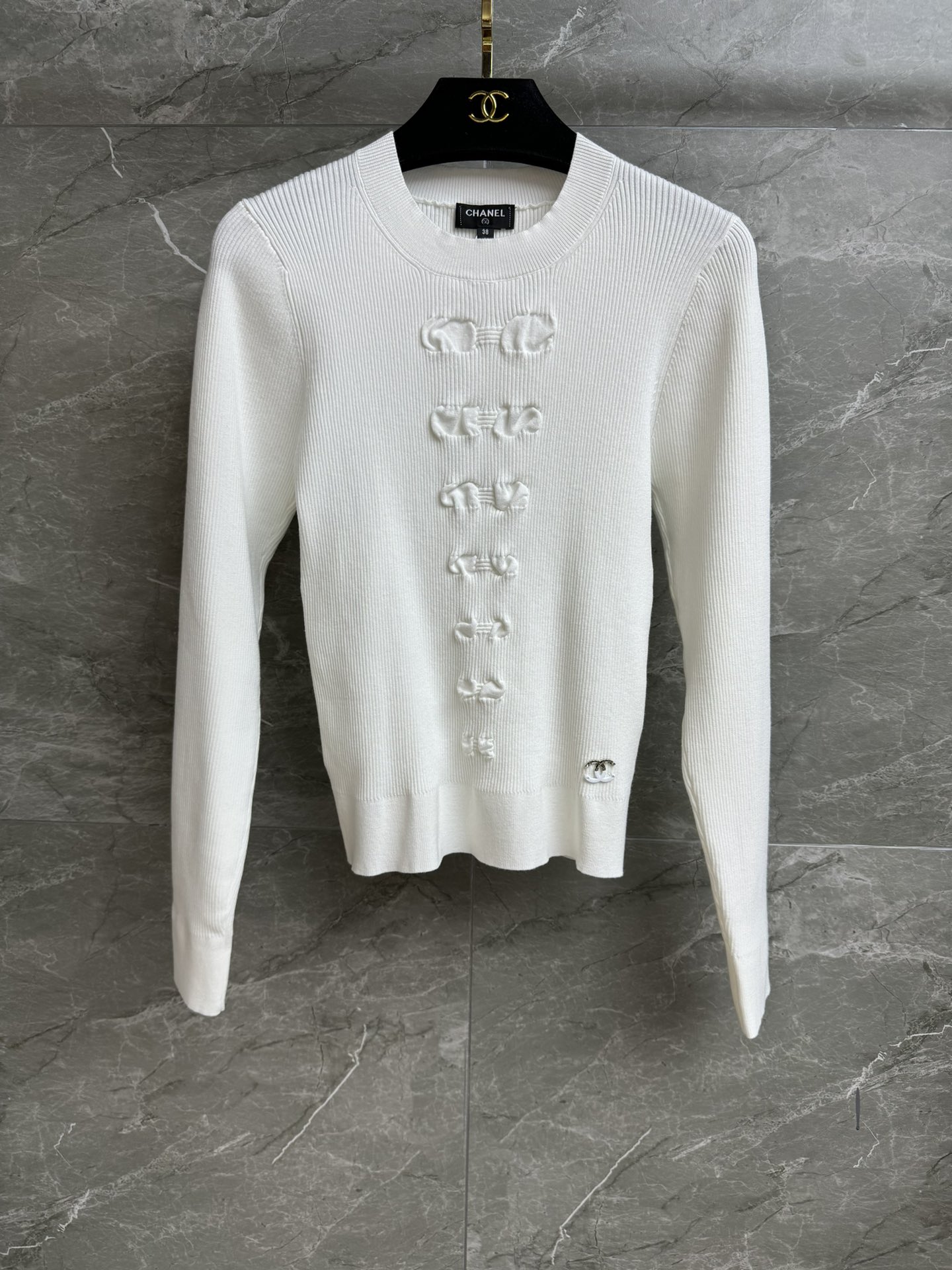 NO:517032,New models in early autumn are available. Xiangjia bow knit sweater. Autumn and winter series. Round neck ribbed neckline. Three-dimensional bow pattern. Hem logo logo decoration. Exquisite and fashionable. Customized knitted fabric. Comfortable and skin-friendly. Elastic slim fit. Upper body looks slim and temperament. Full trademark size sml, chanel, alexander wang.19860909早秋新款上新啦 香家蝴蝶结针织衫 秋冬系列 圆领罗纹领口 立体蝴蝶结图案 下摆logo徽标装饰 精致时髦高级 定制针织面料 舒适亲肤 弹力修身版型 上身显瘦又气质 商标齐全 尺码sml,,chanel,alexander wang,Women's clothing